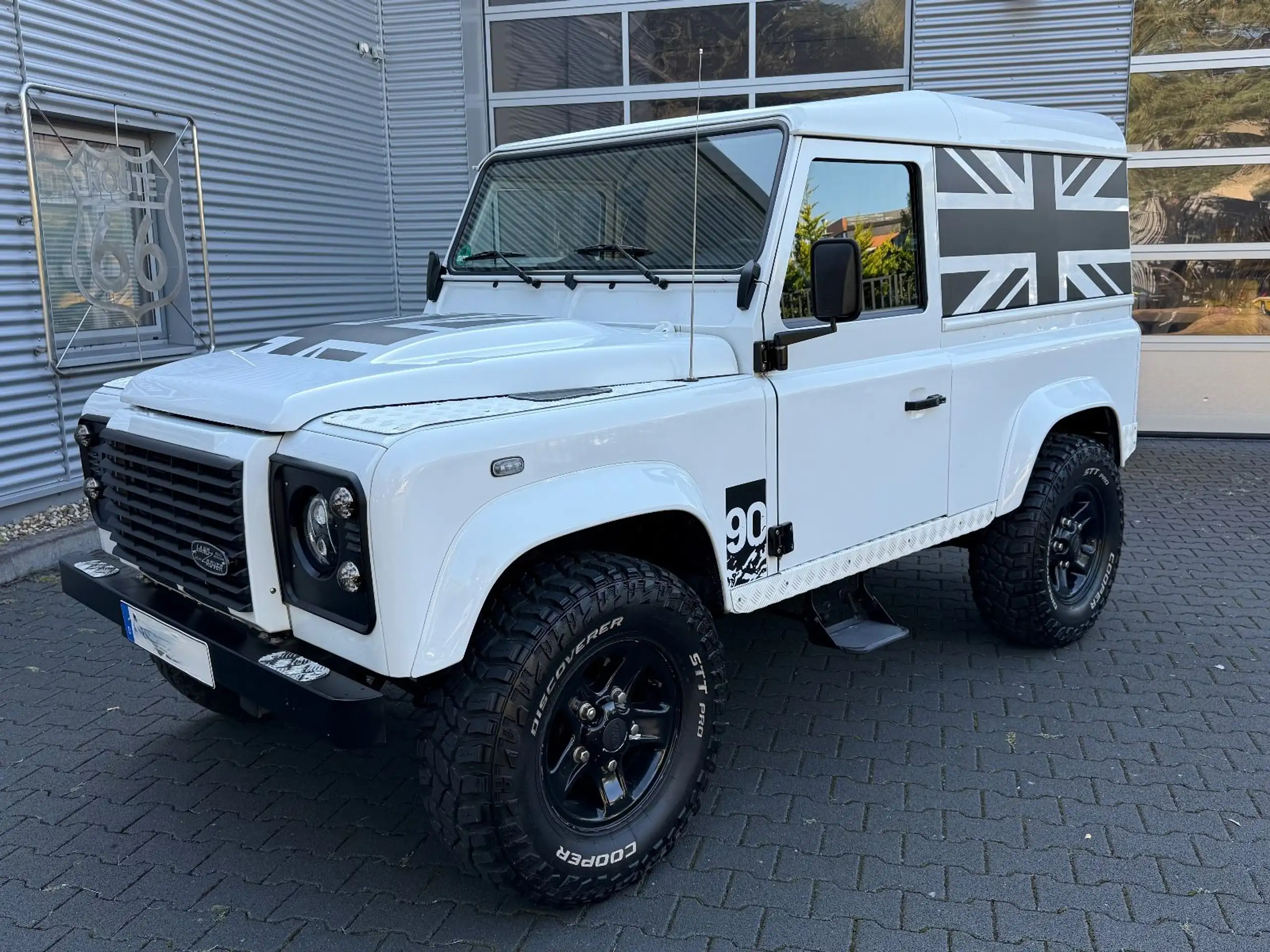 Land Rover - Defender