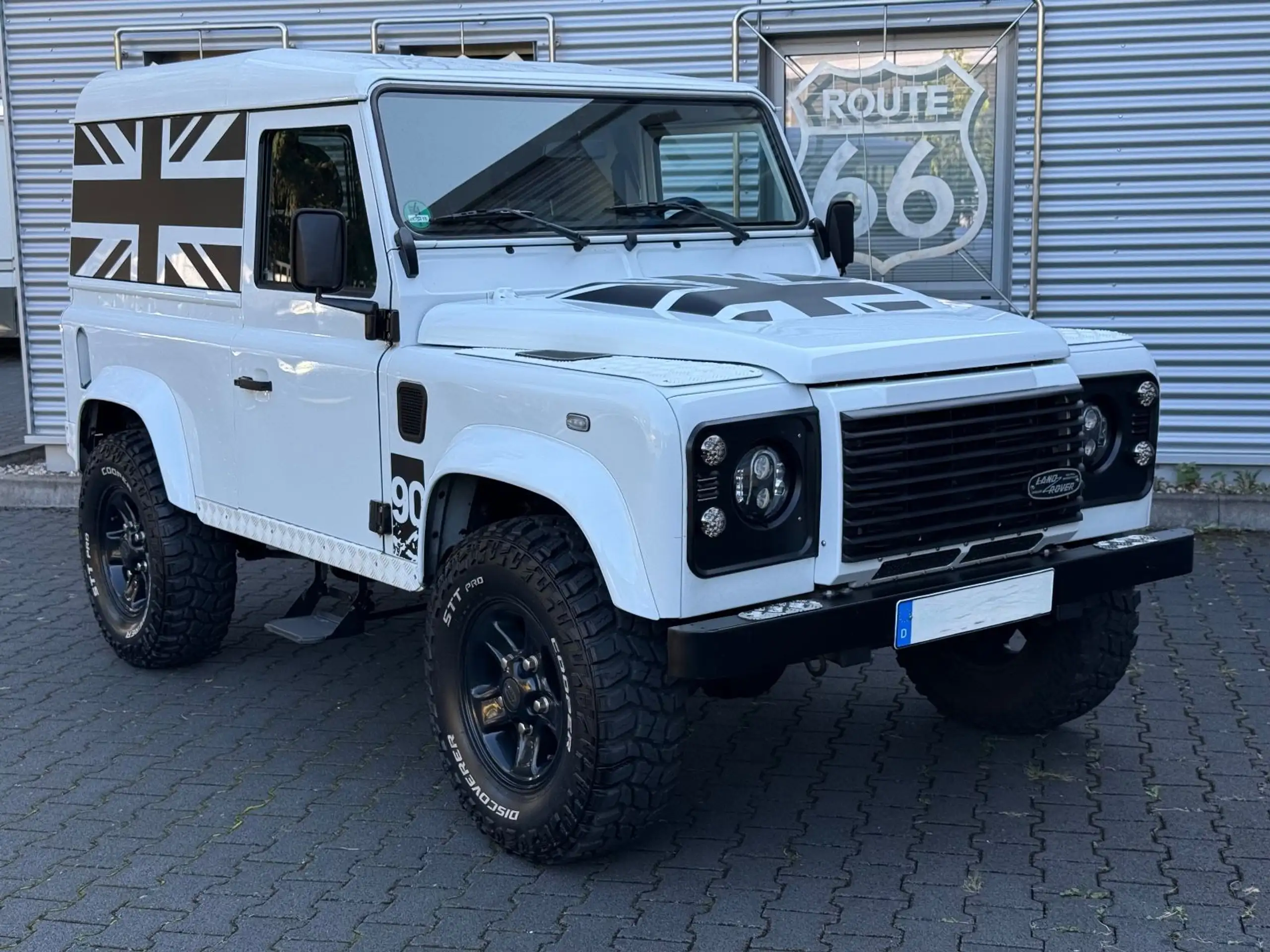 Land Rover - Defender