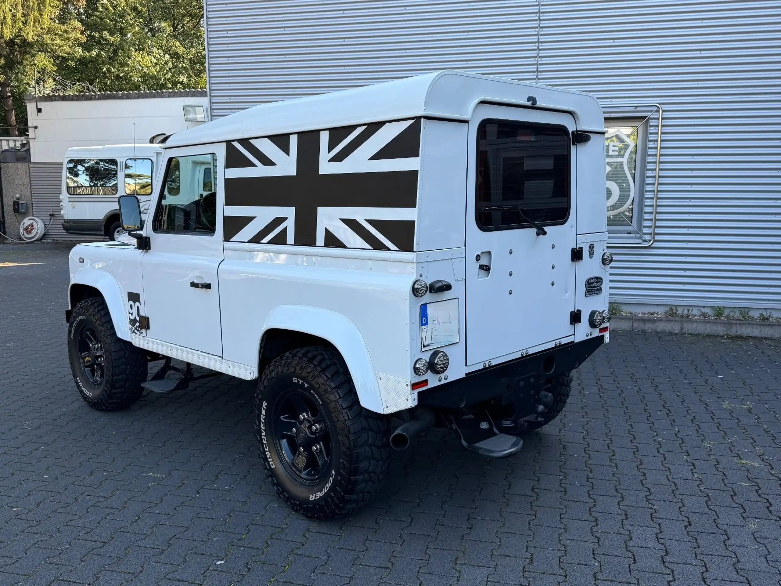 Land Rover - Defender