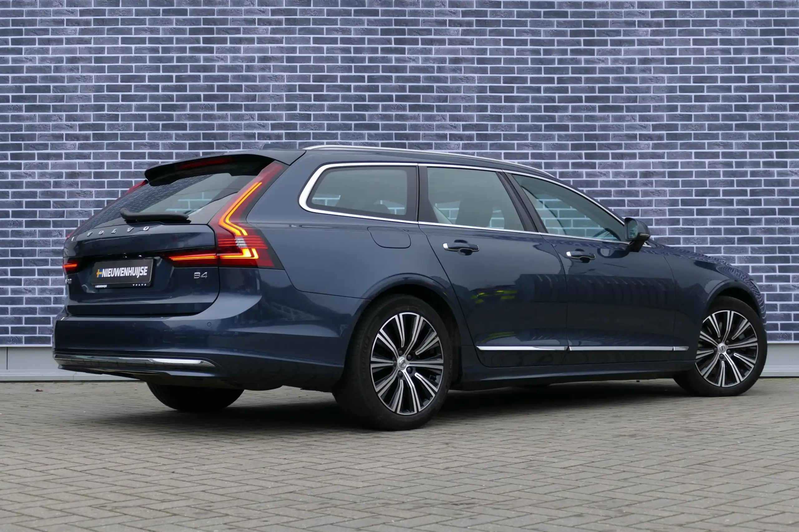 Volvo - V90