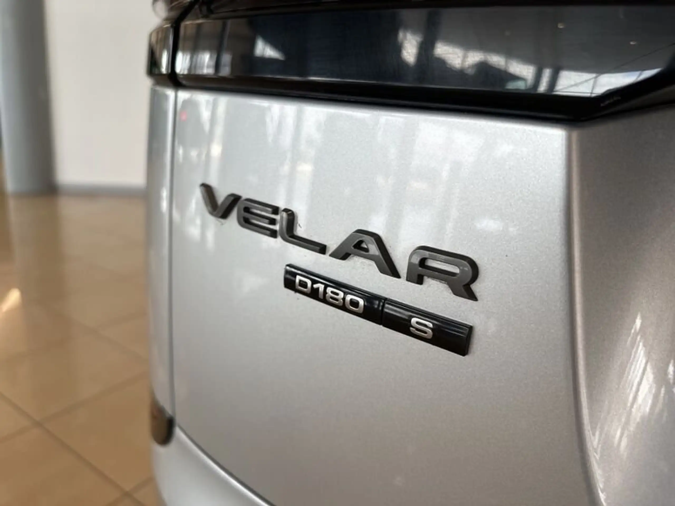 Land Rover - Range Rover Velar