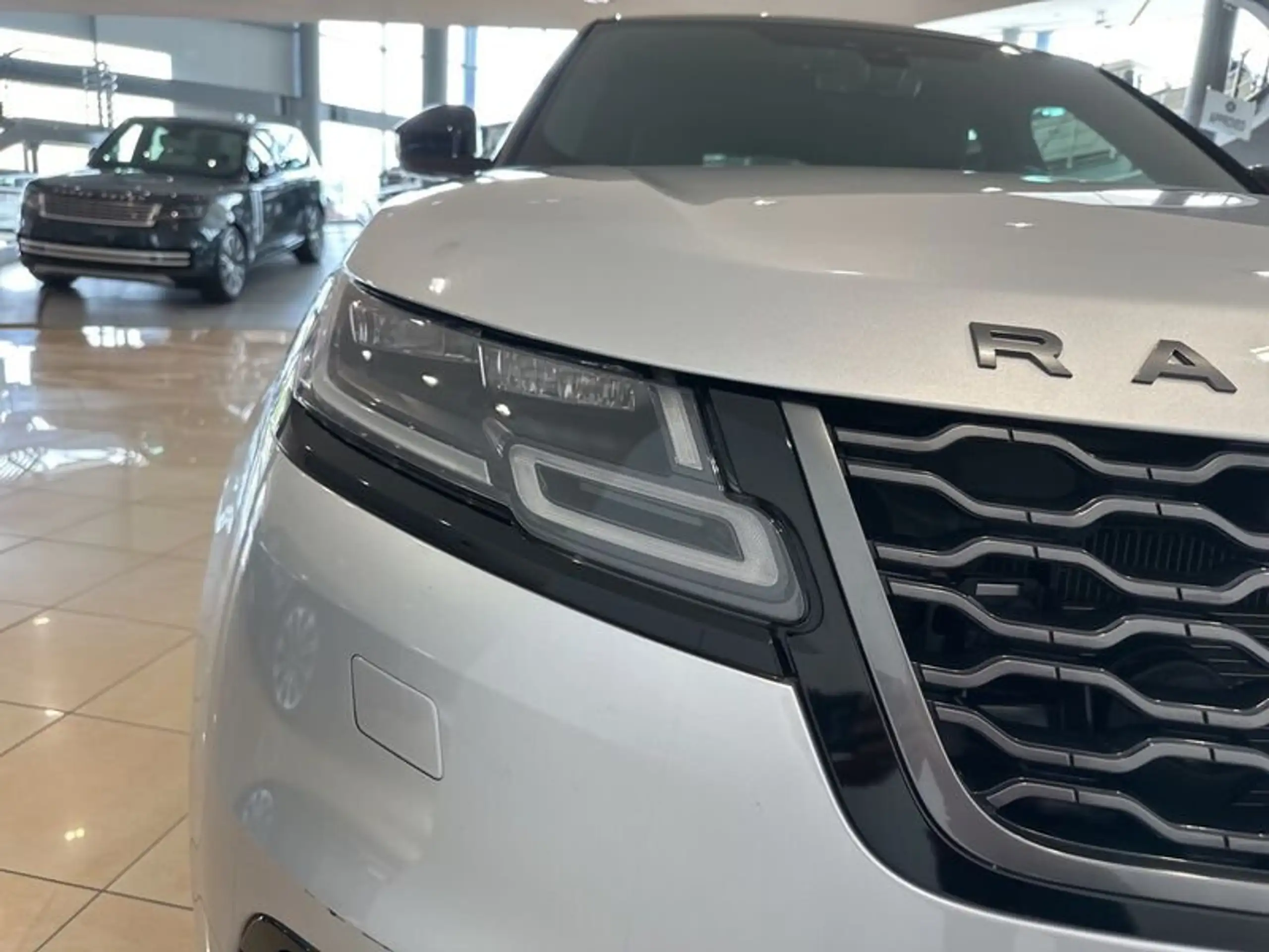 Land Rover - Range Rover Velar