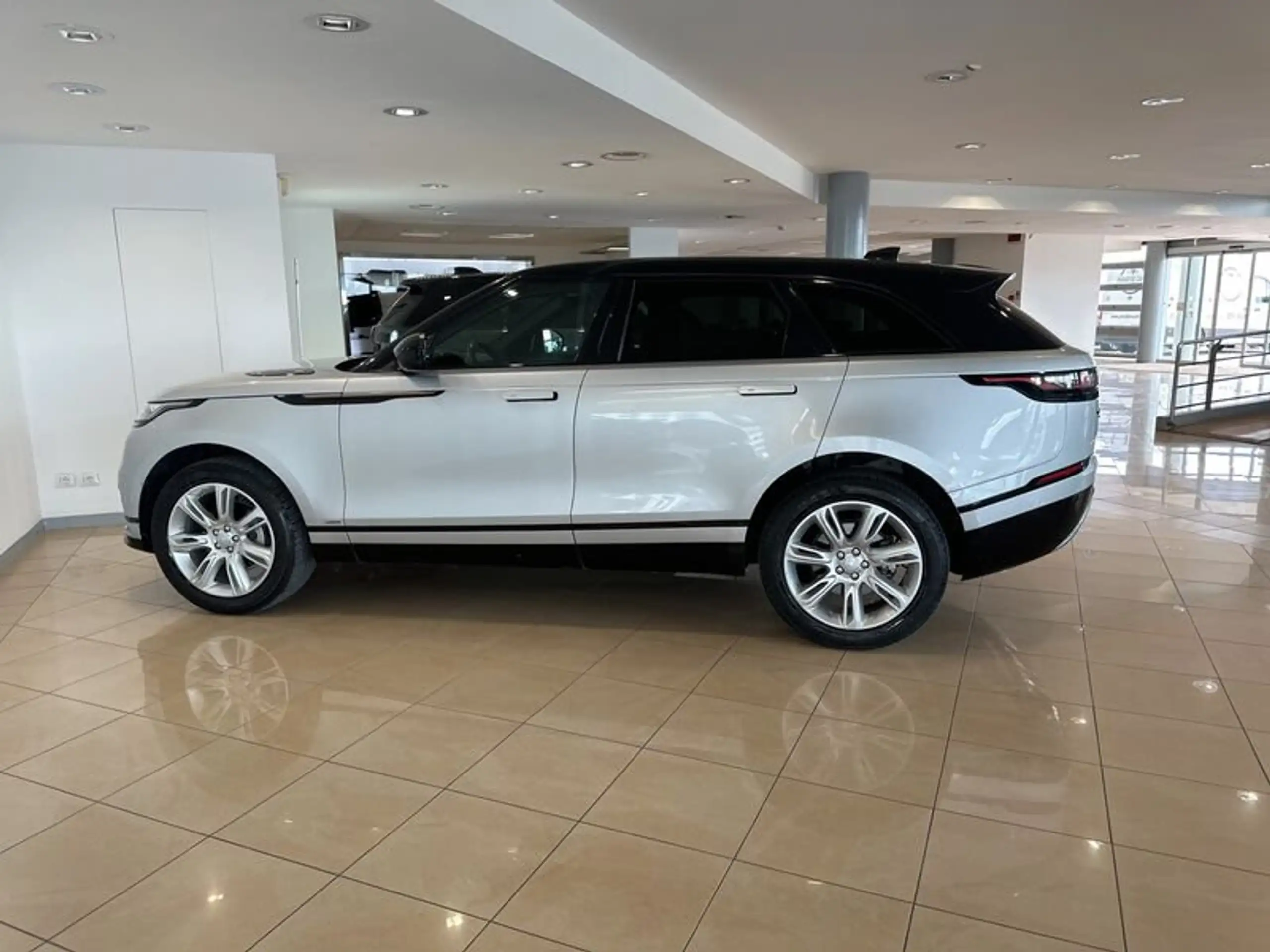 Land Rover - Range Rover Velar