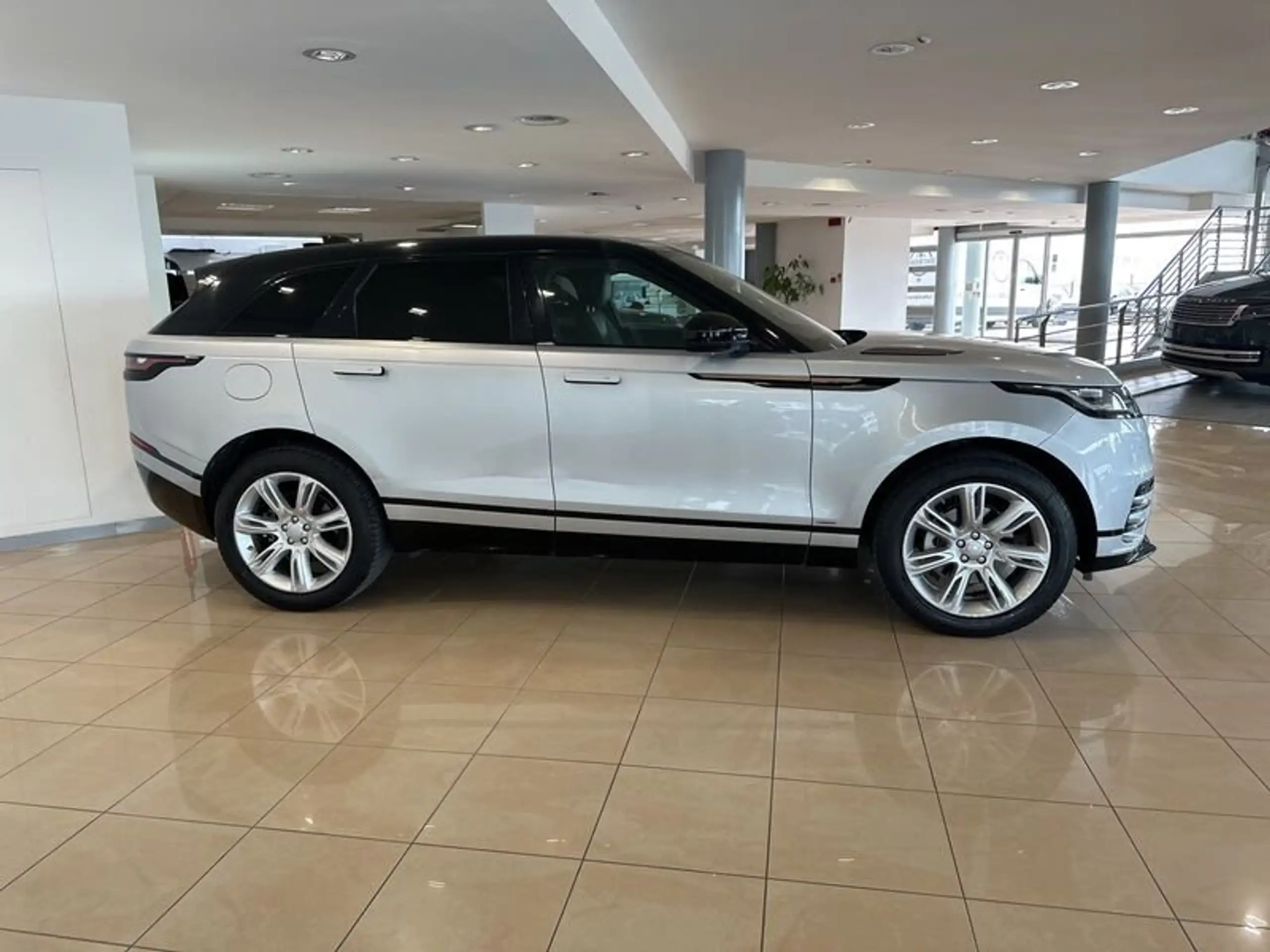 Land Rover - Range Rover Velar