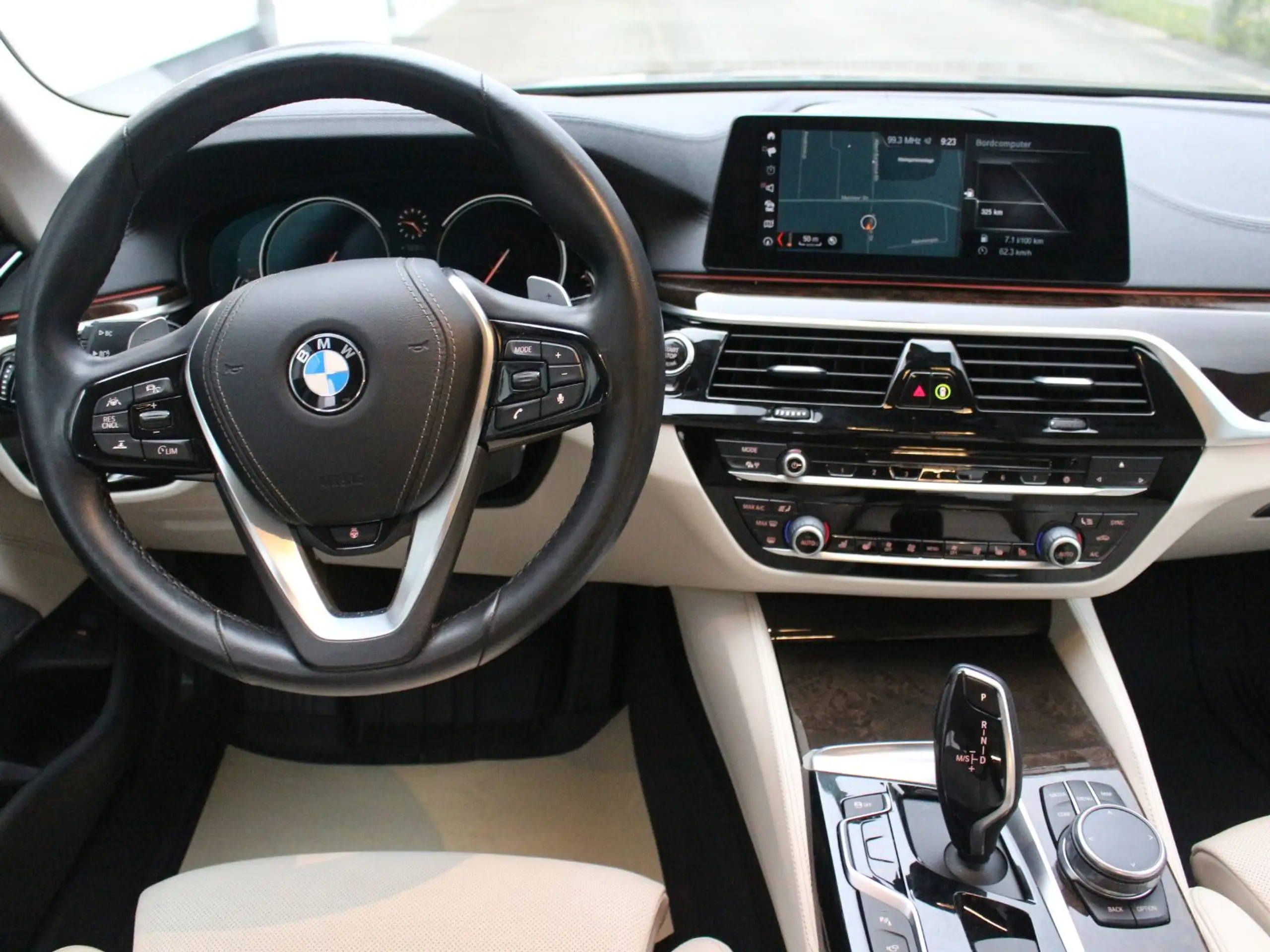 BMW - 530