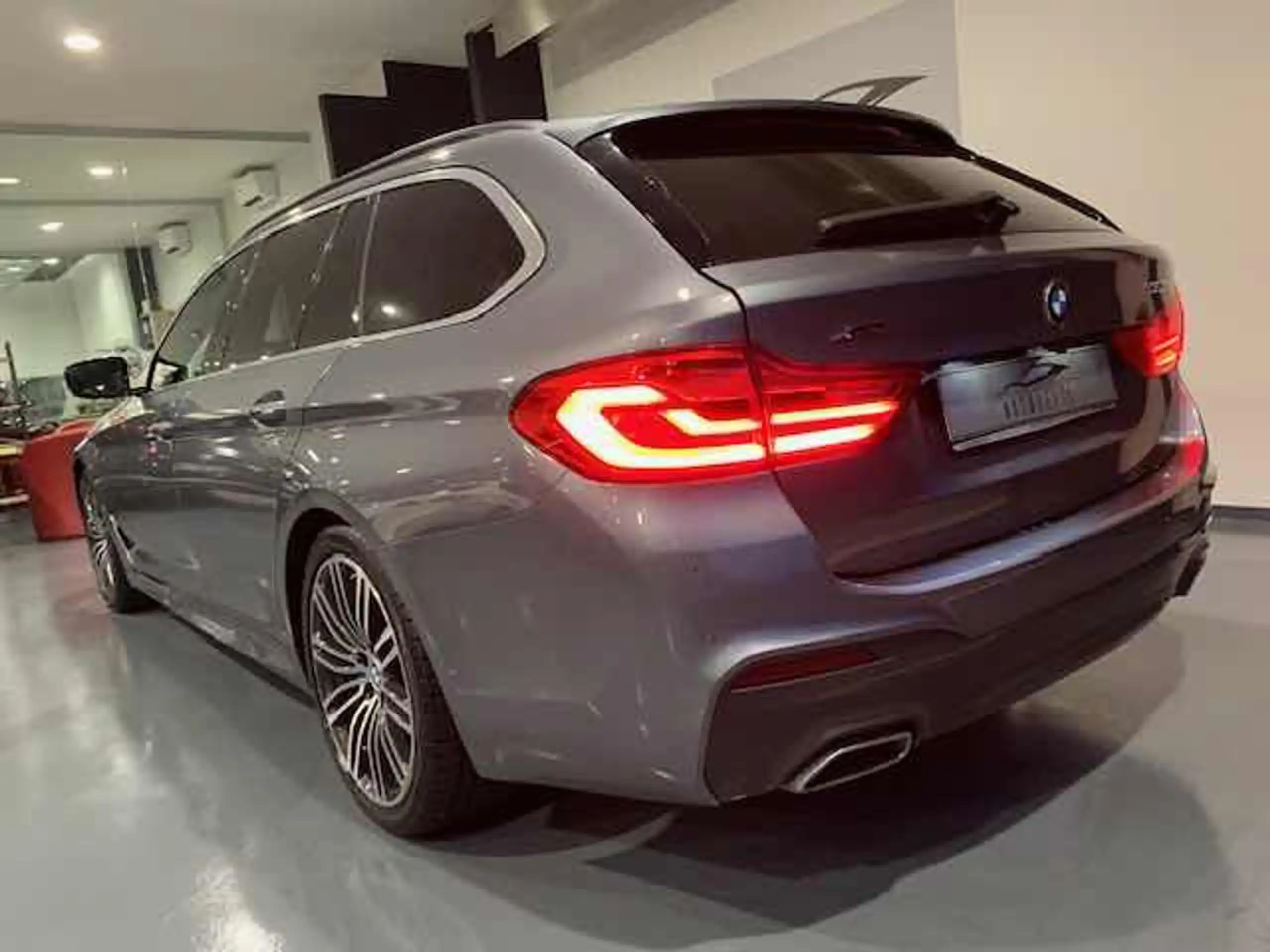 BMW - 530