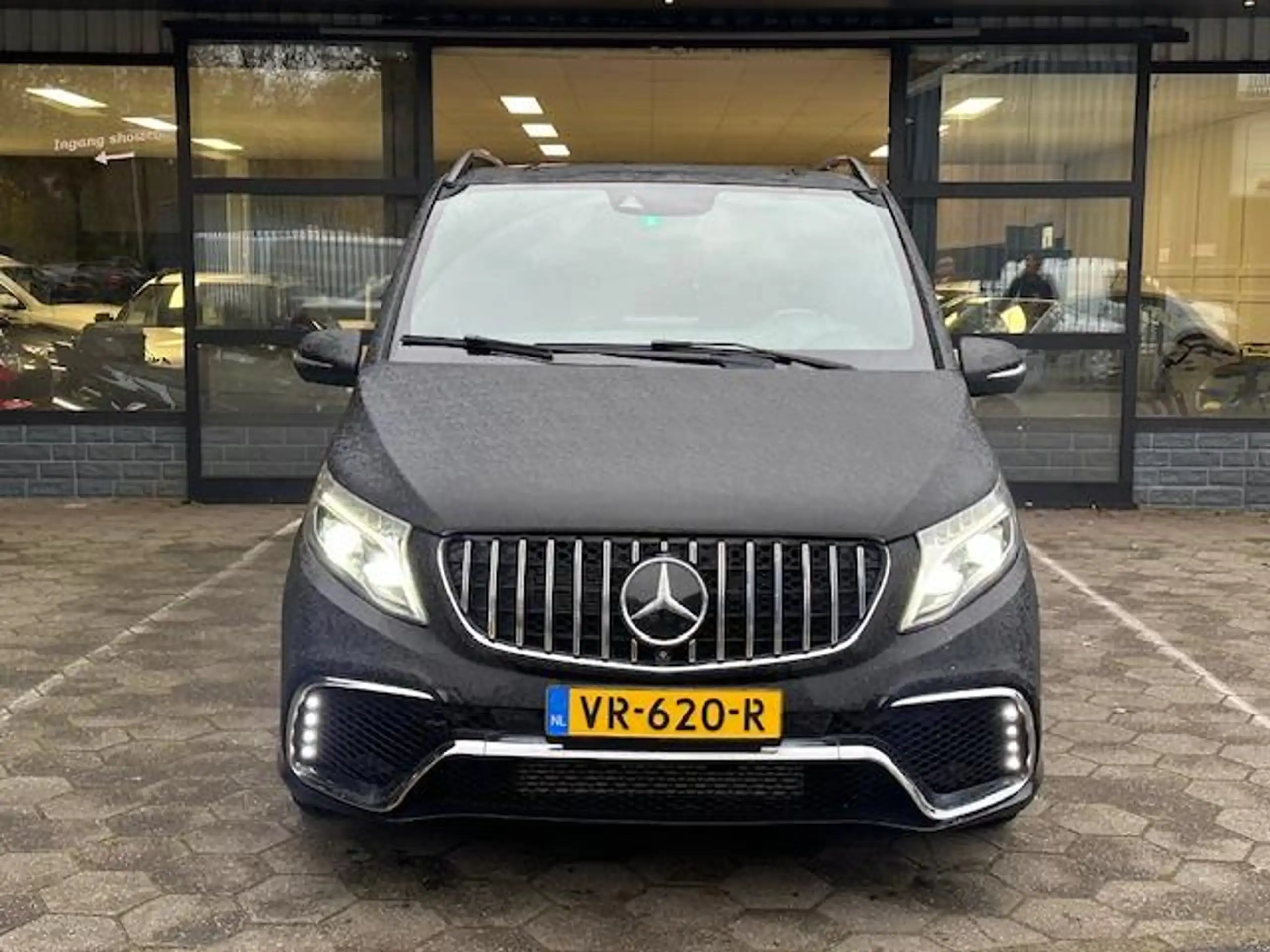 Mercedes-Benz - V 250