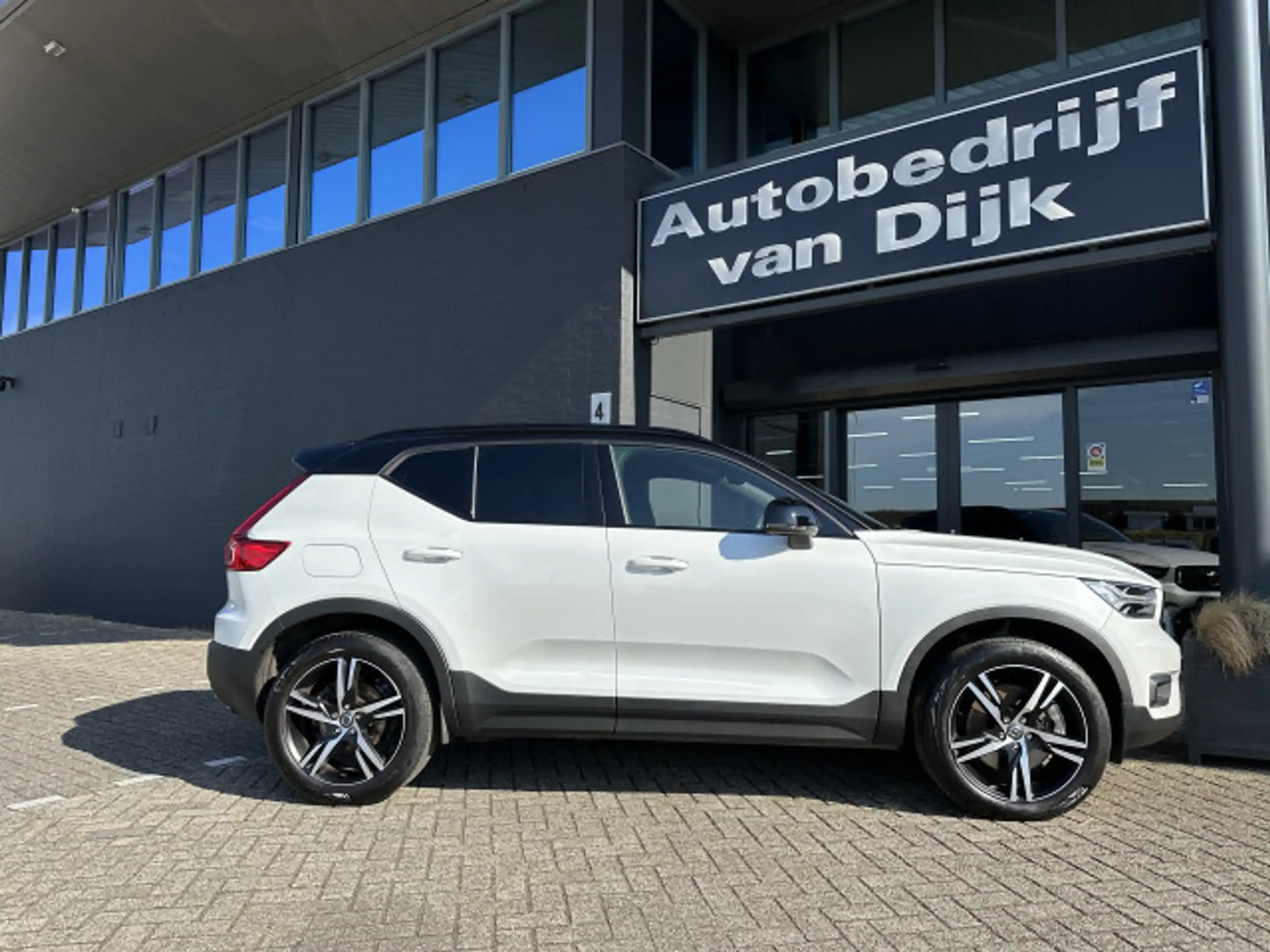 Volvo - XC40