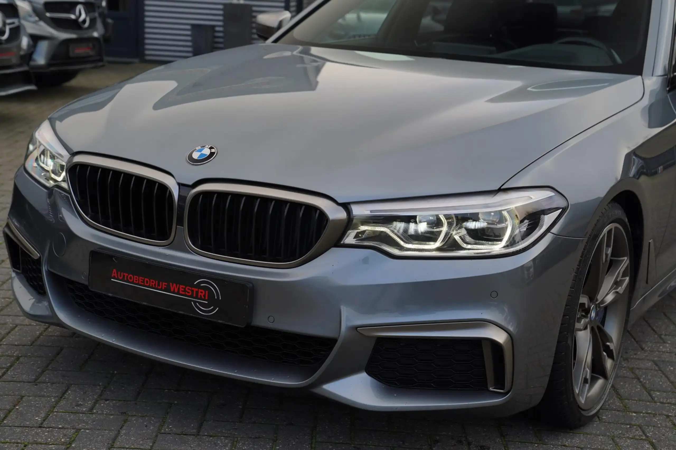 BMW - M550