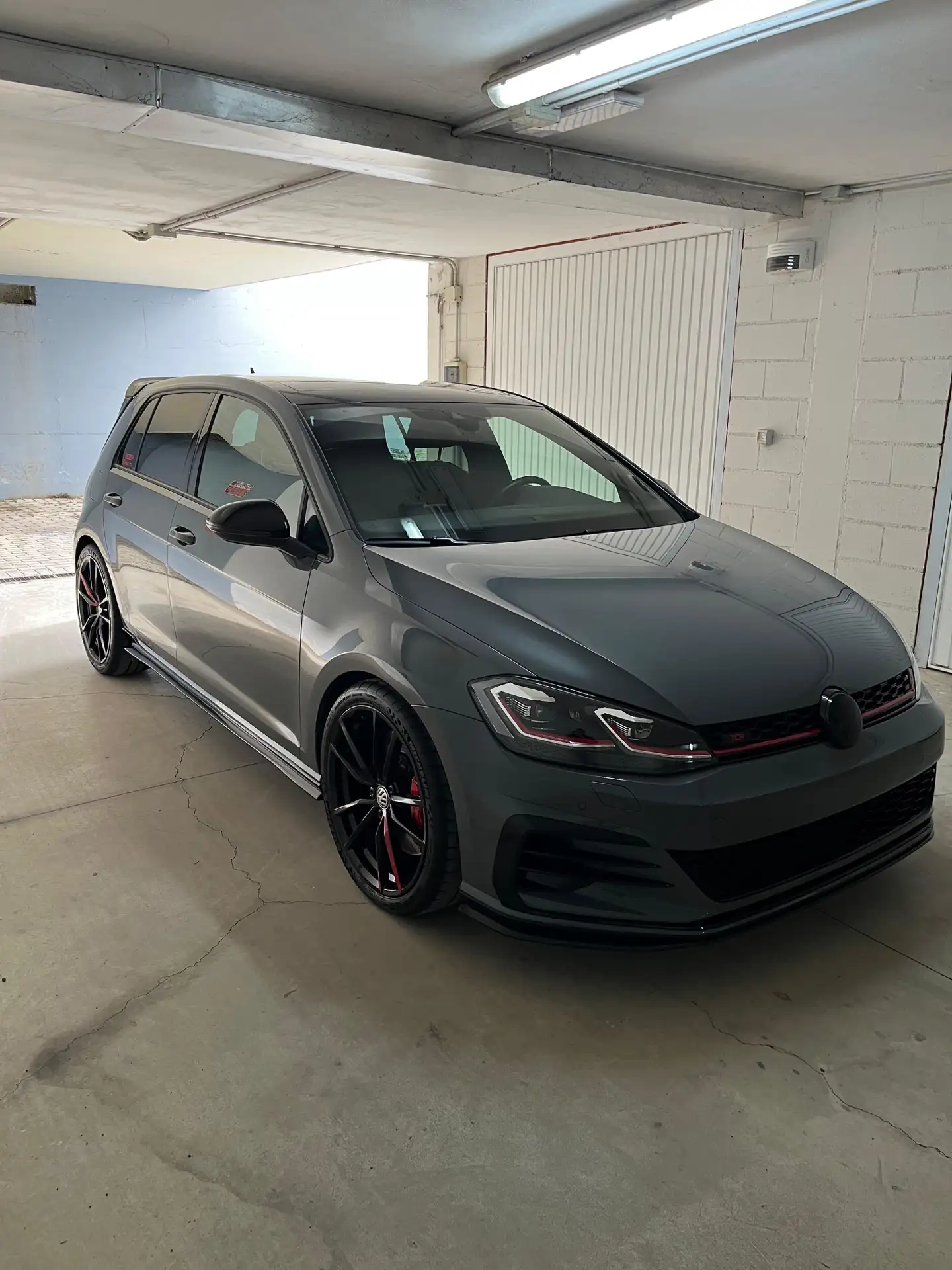 Volkswagen - Golf GTI