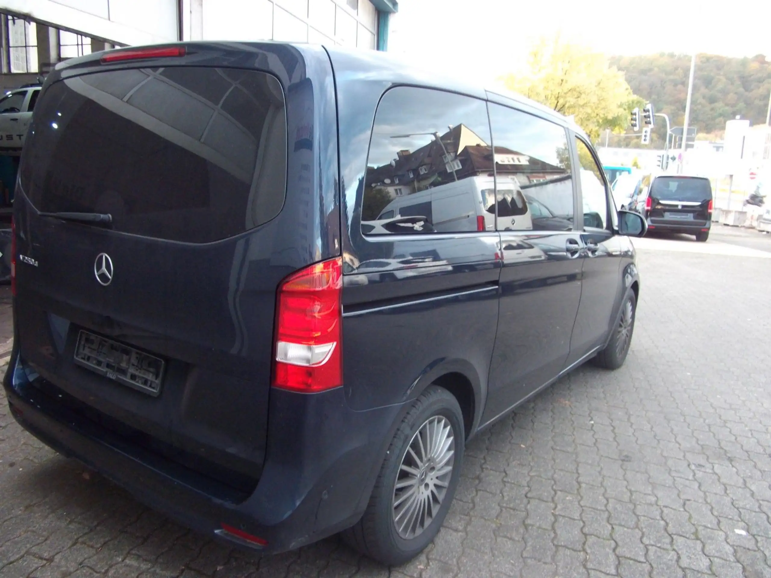 Mercedes-Benz - V 250