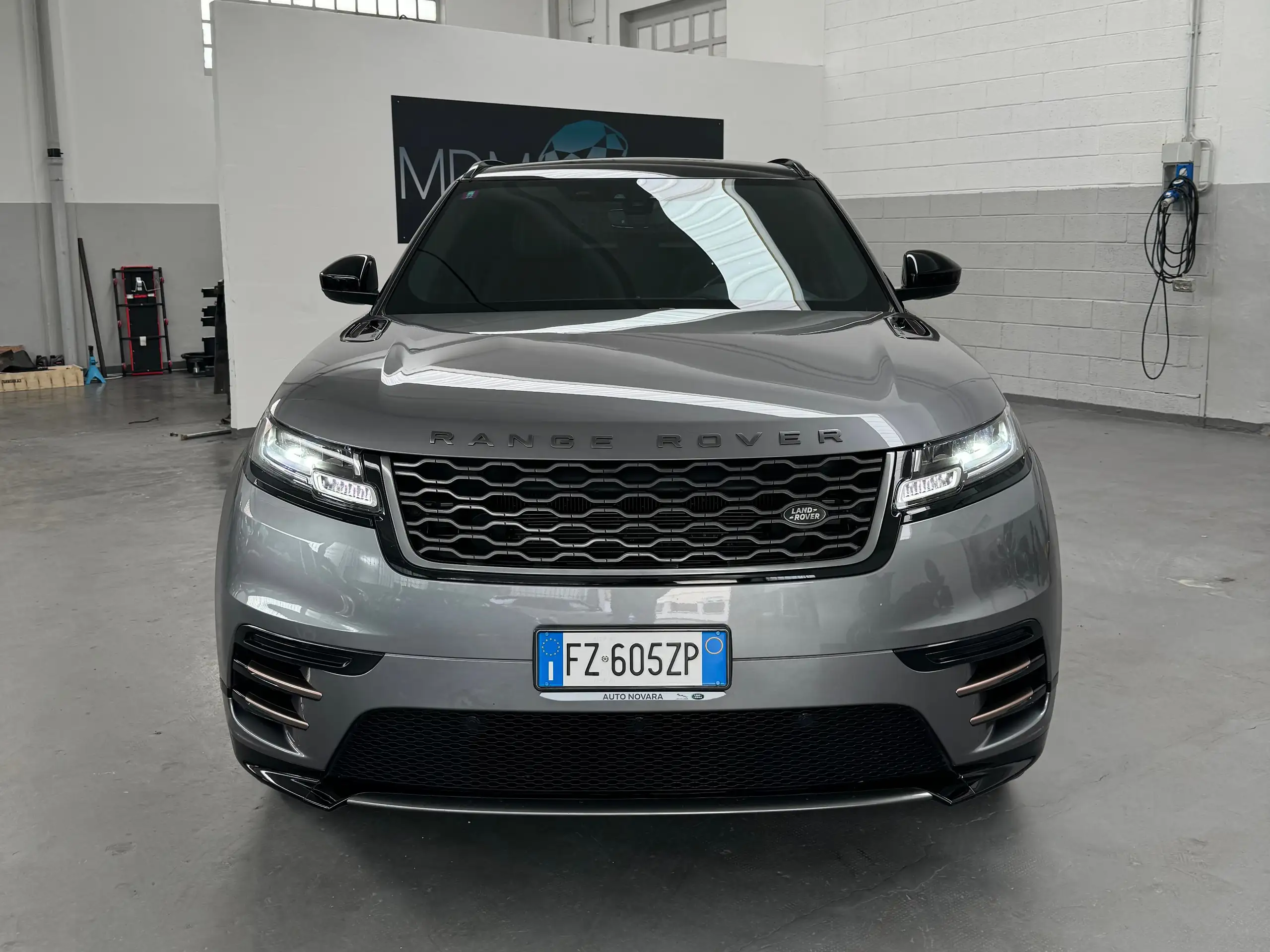 Land Rover - Range Rover Velar