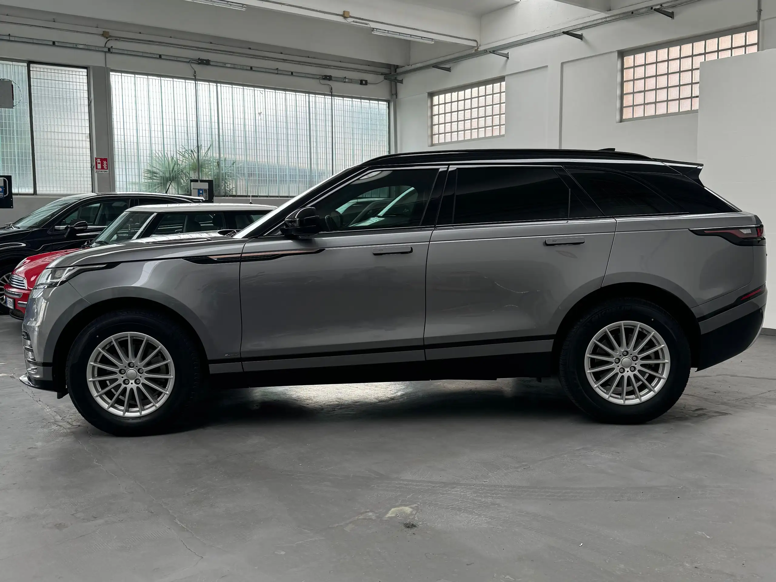 Land Rover - Range Rover Velar