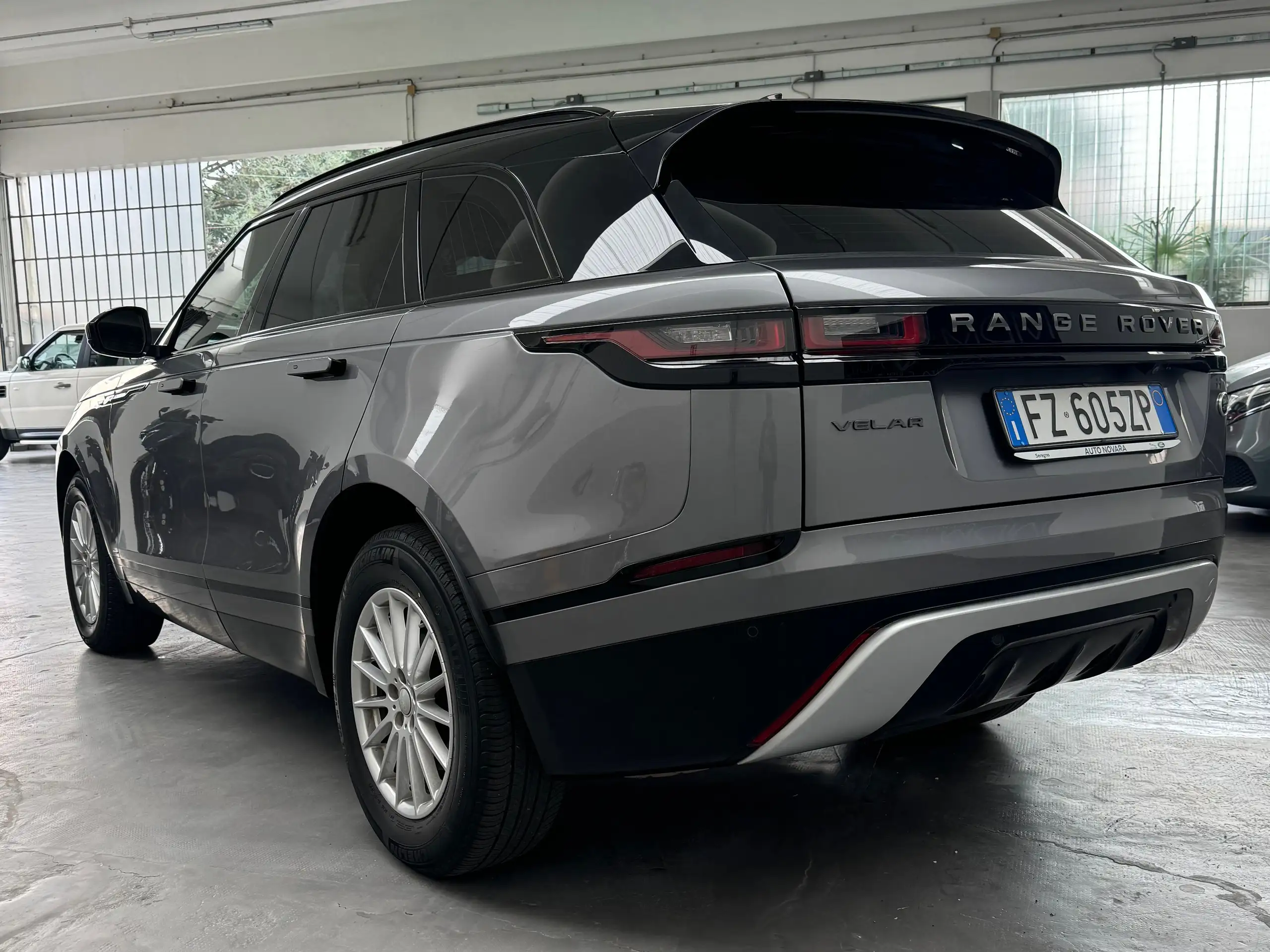 Land Rover - Range Rover Velar