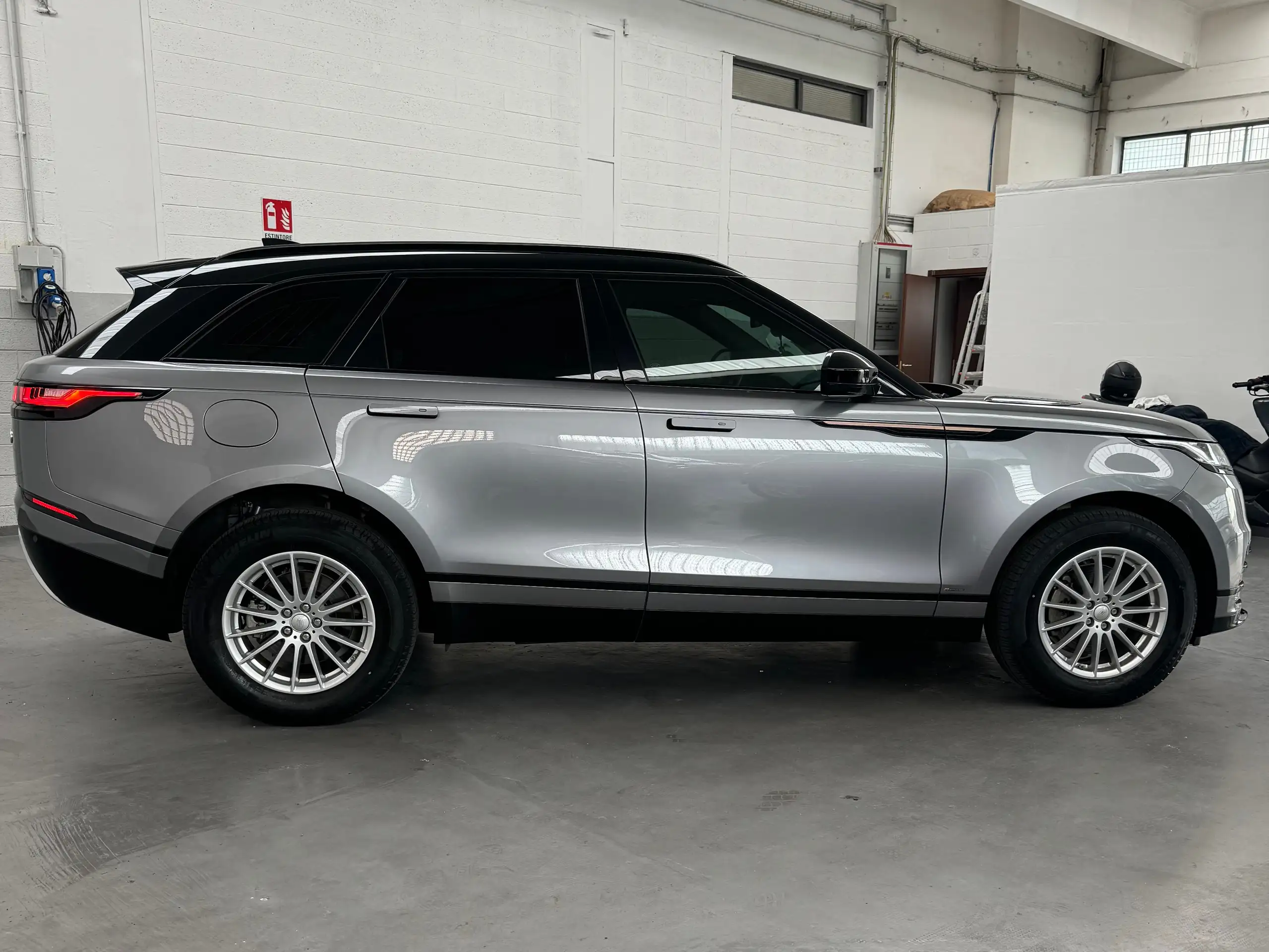 Land Rover - Range Rover Velar