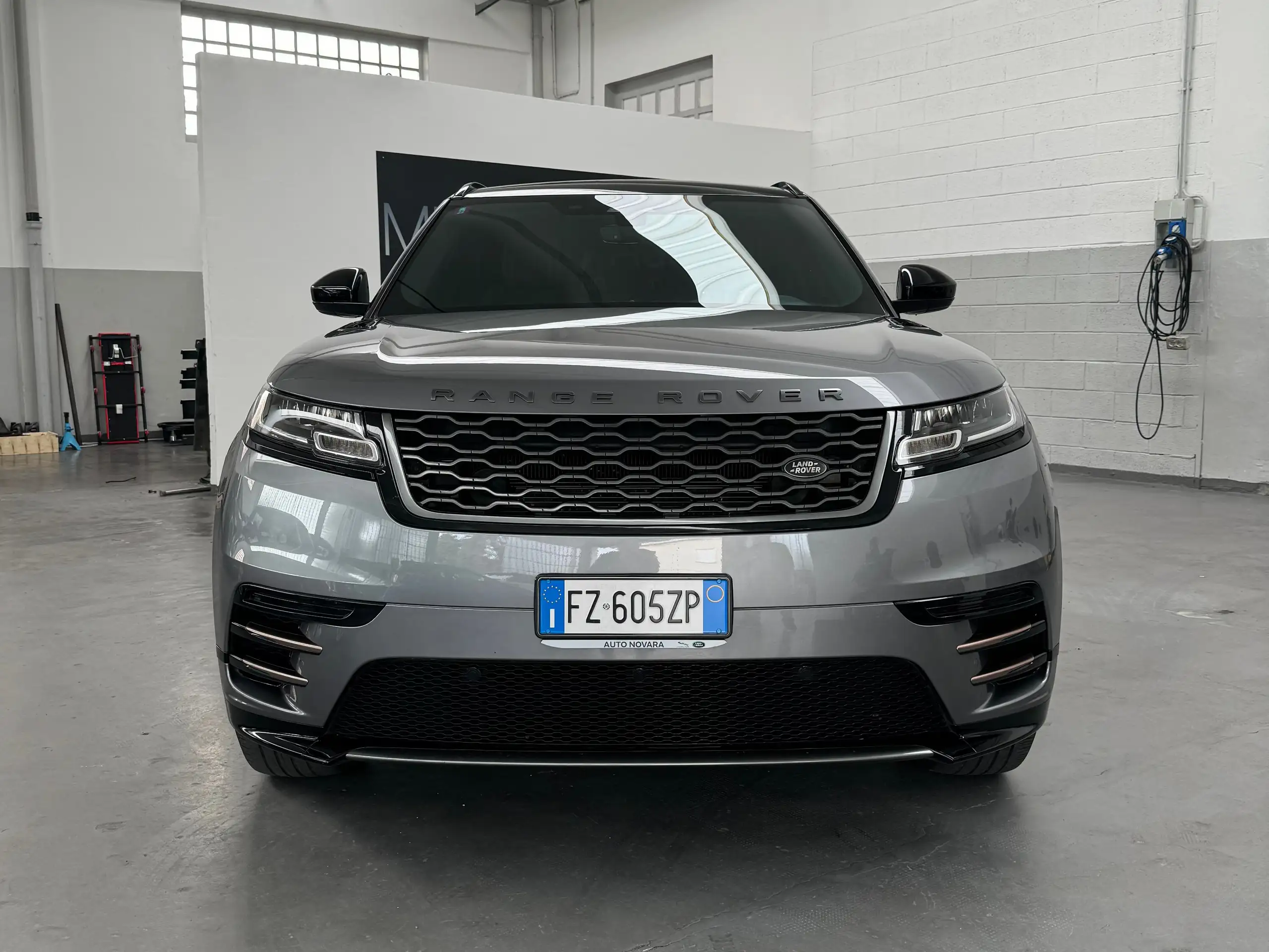 Land Rover - Range Rover Velar