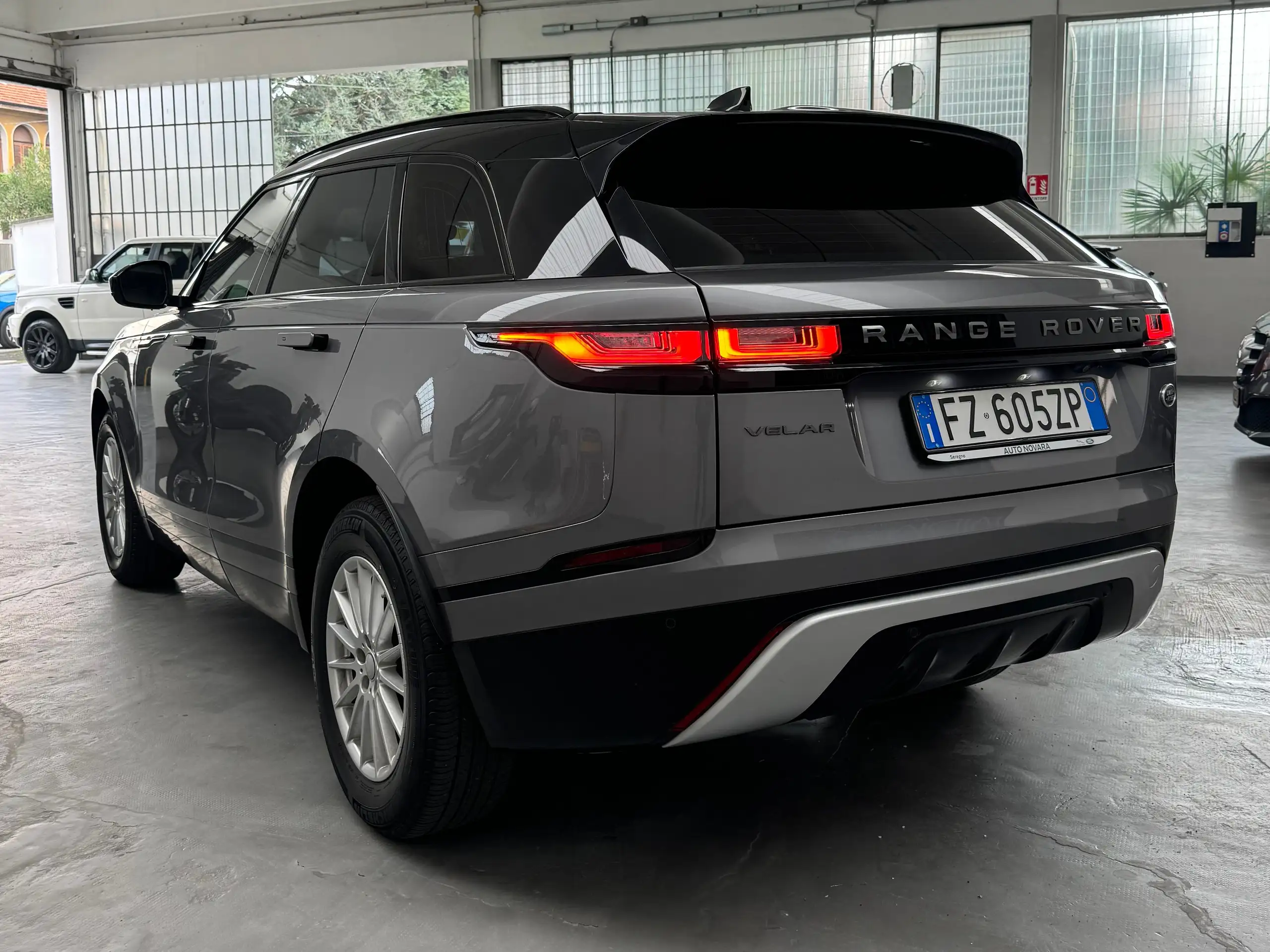 Land Rover - Range Rover Velar