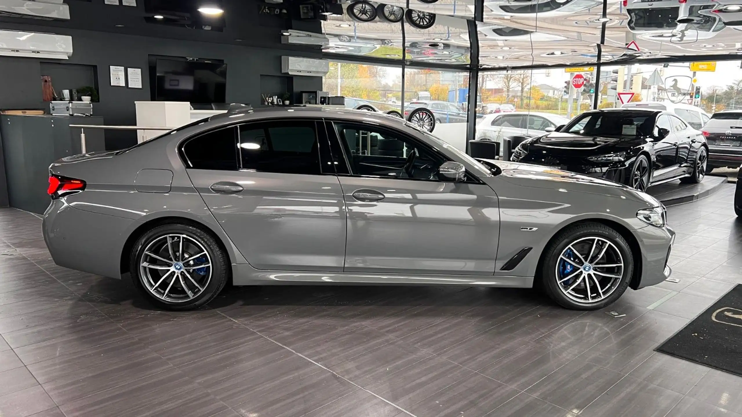 BMW - 530