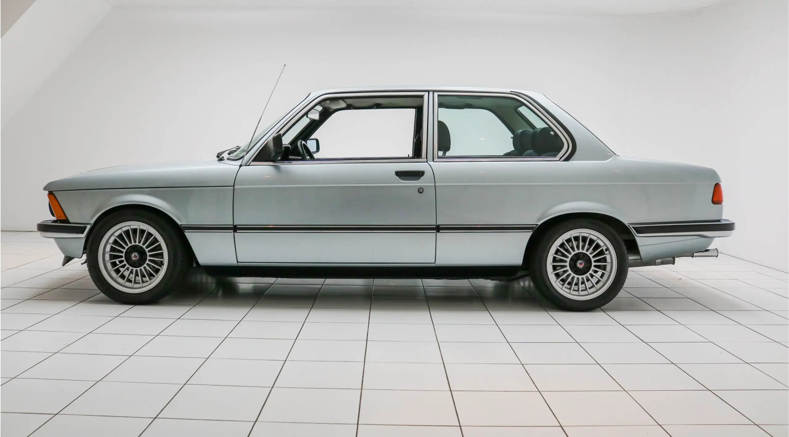 BMW - 323