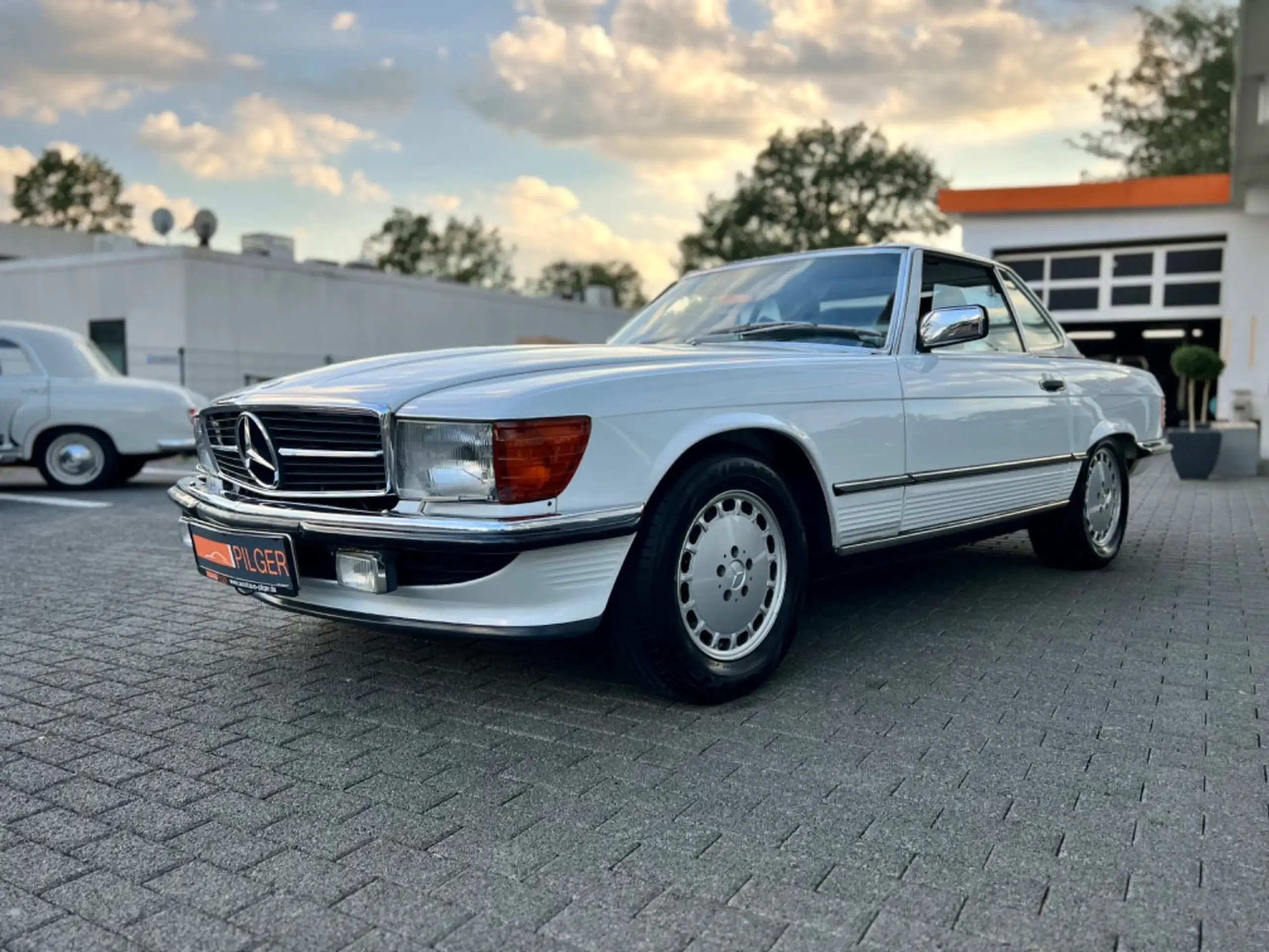 Mercedes-Benz - 560