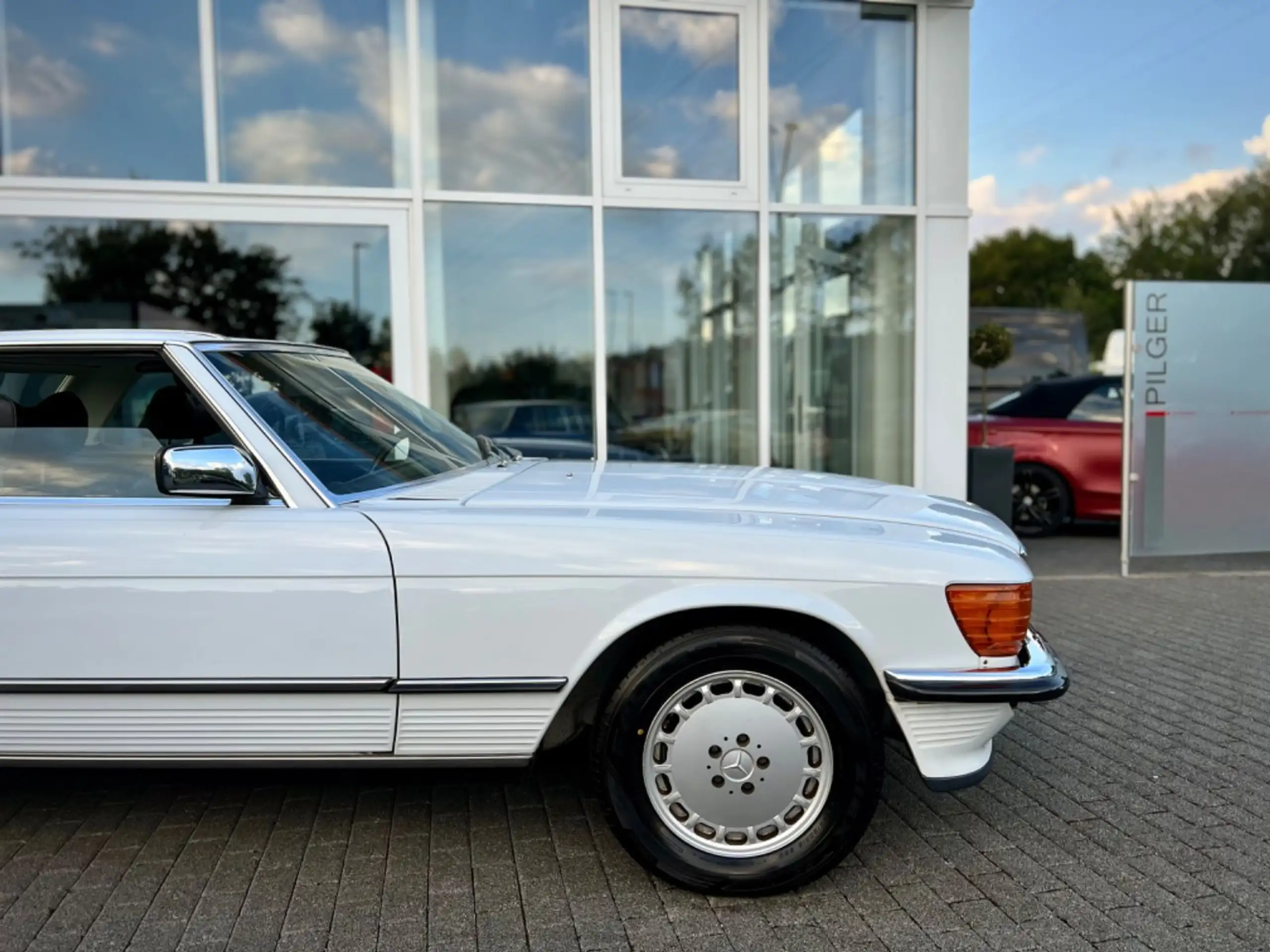 Mercedes-Benz - 560