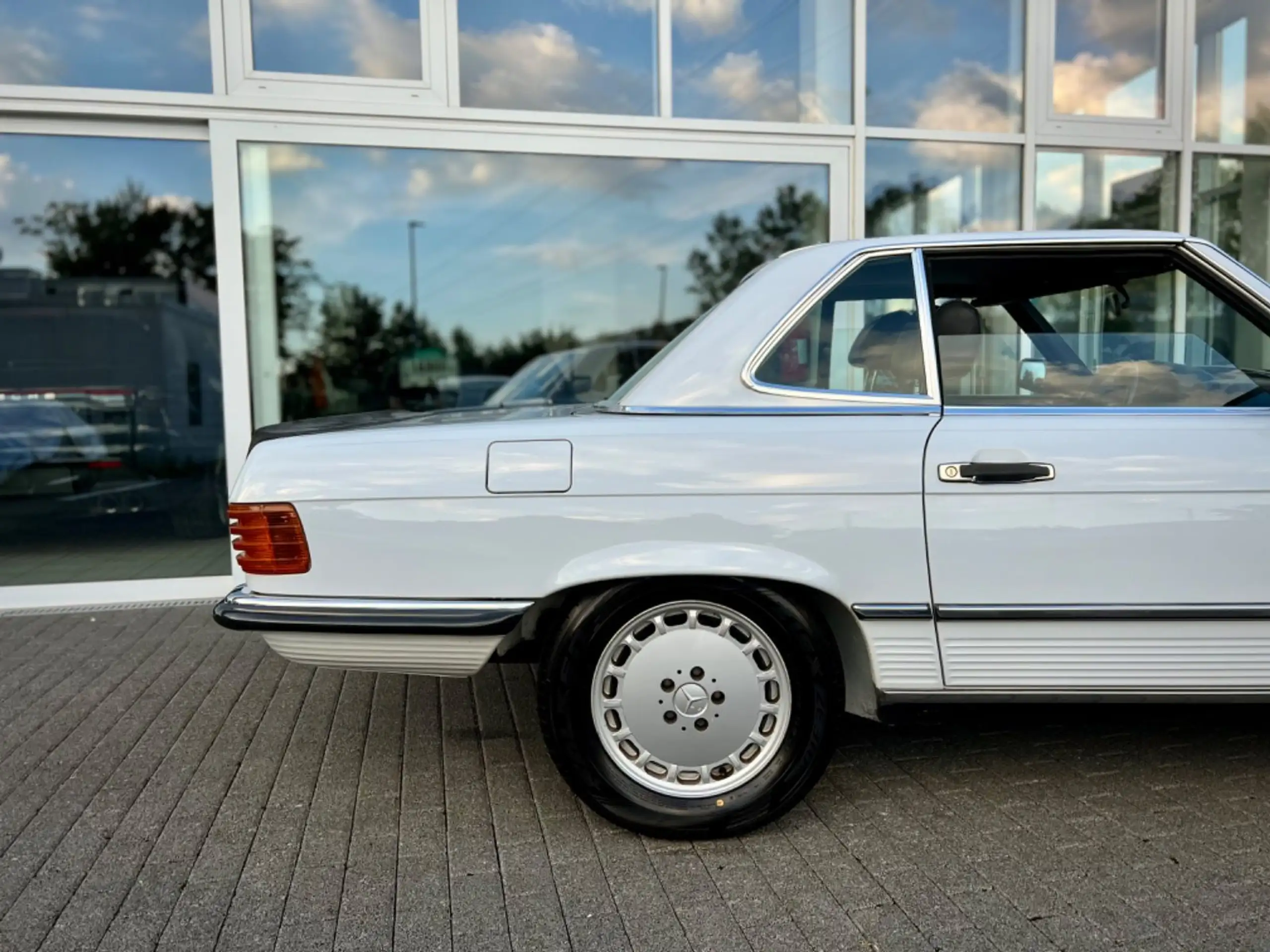 Mercedes-Benz - 560