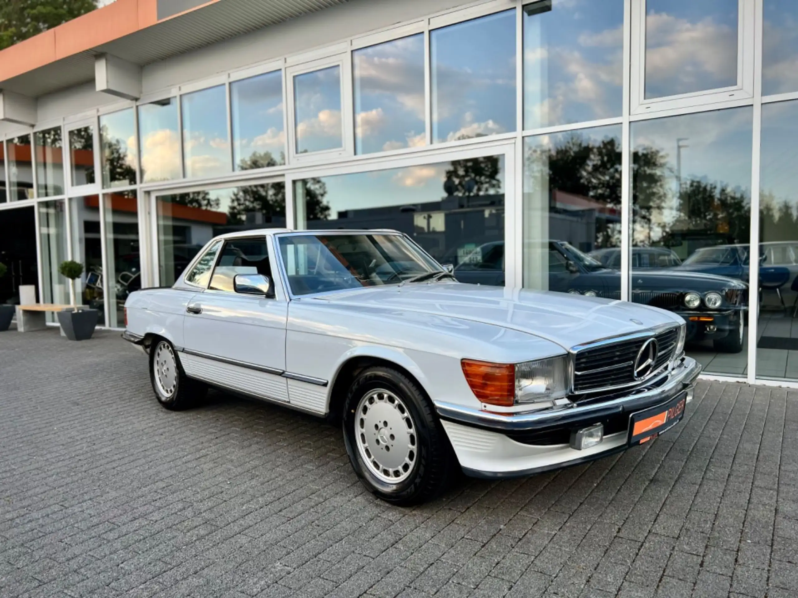 Mercedes-Benz - 560