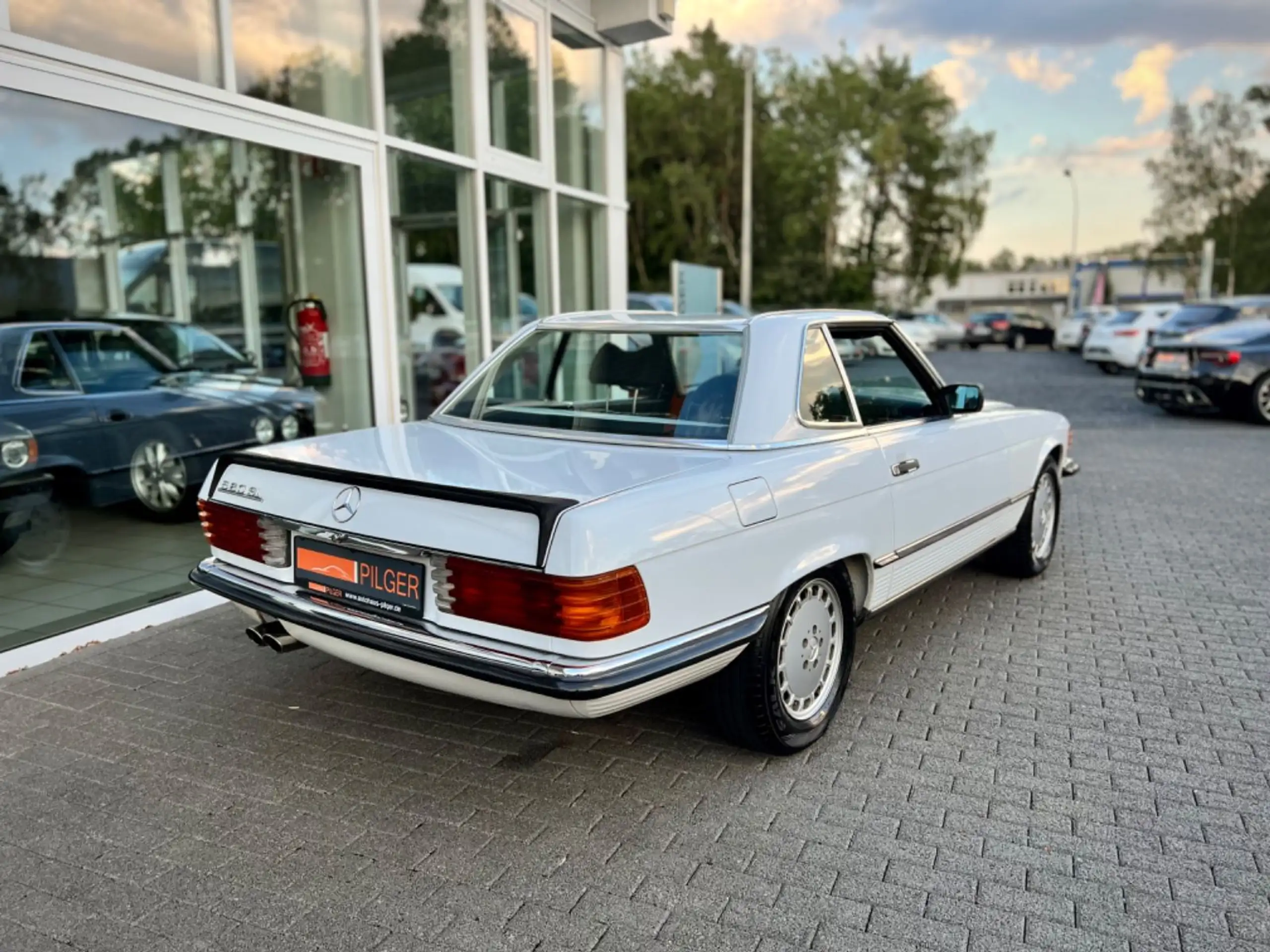 Mercedes-Benz - 560