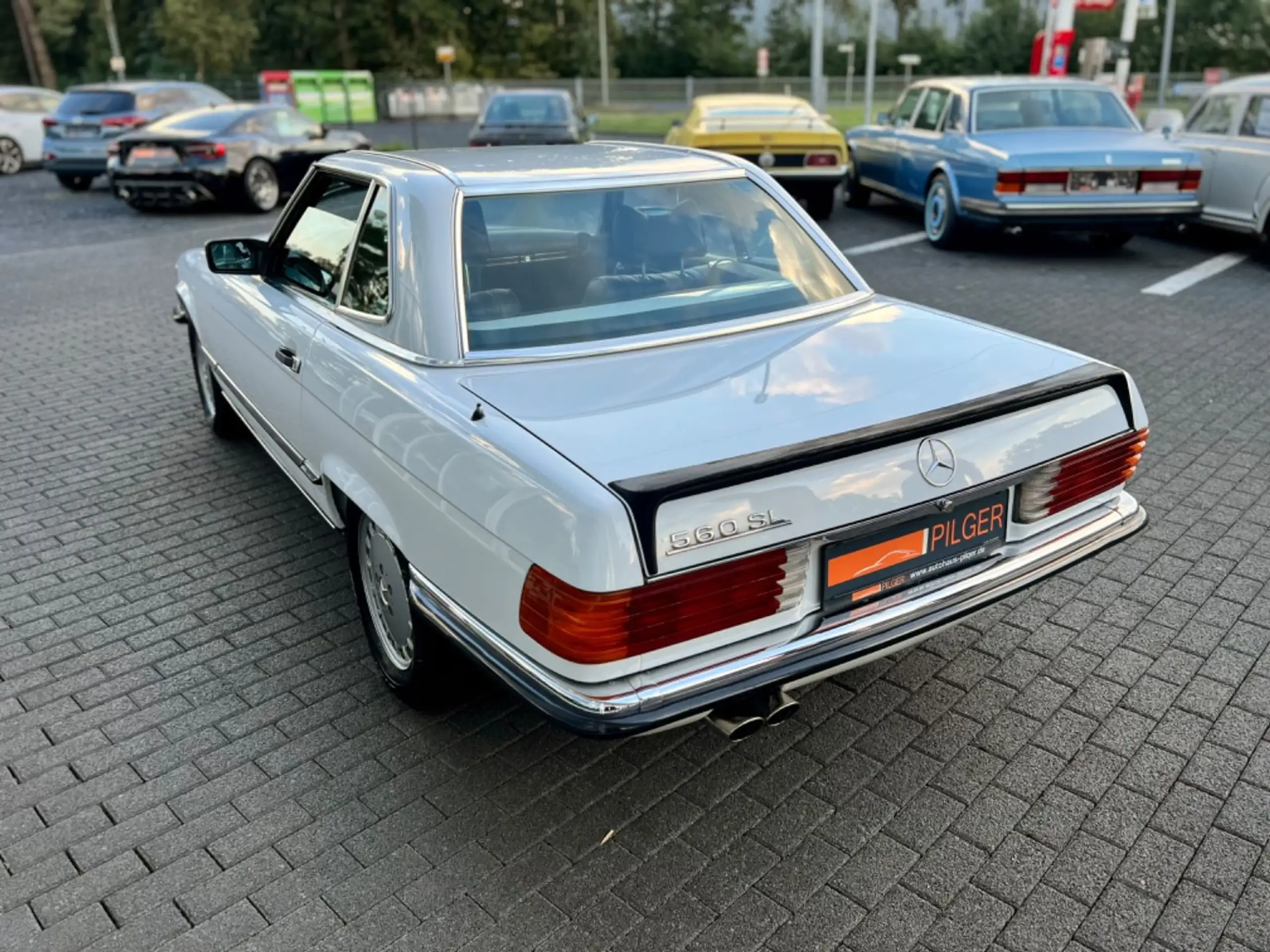 Mercedes-Benz - 560