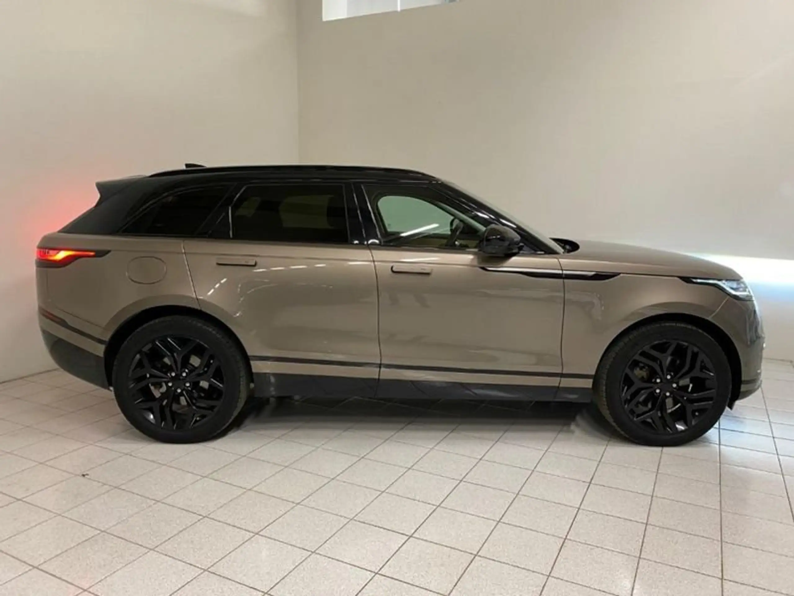 Land Rover - Range Rover Velar