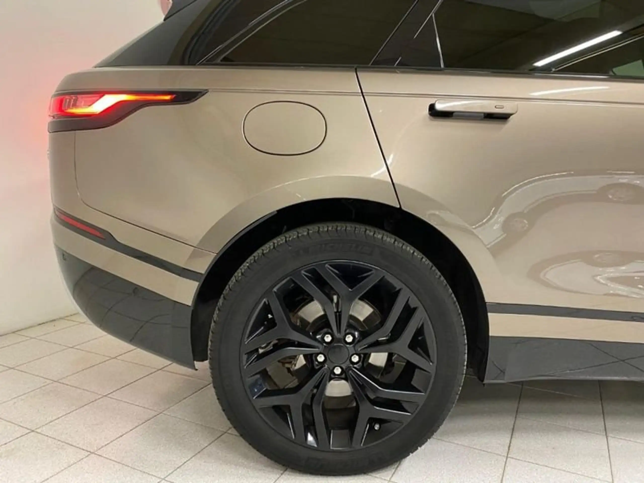 Land Rover - Range Rover Velar