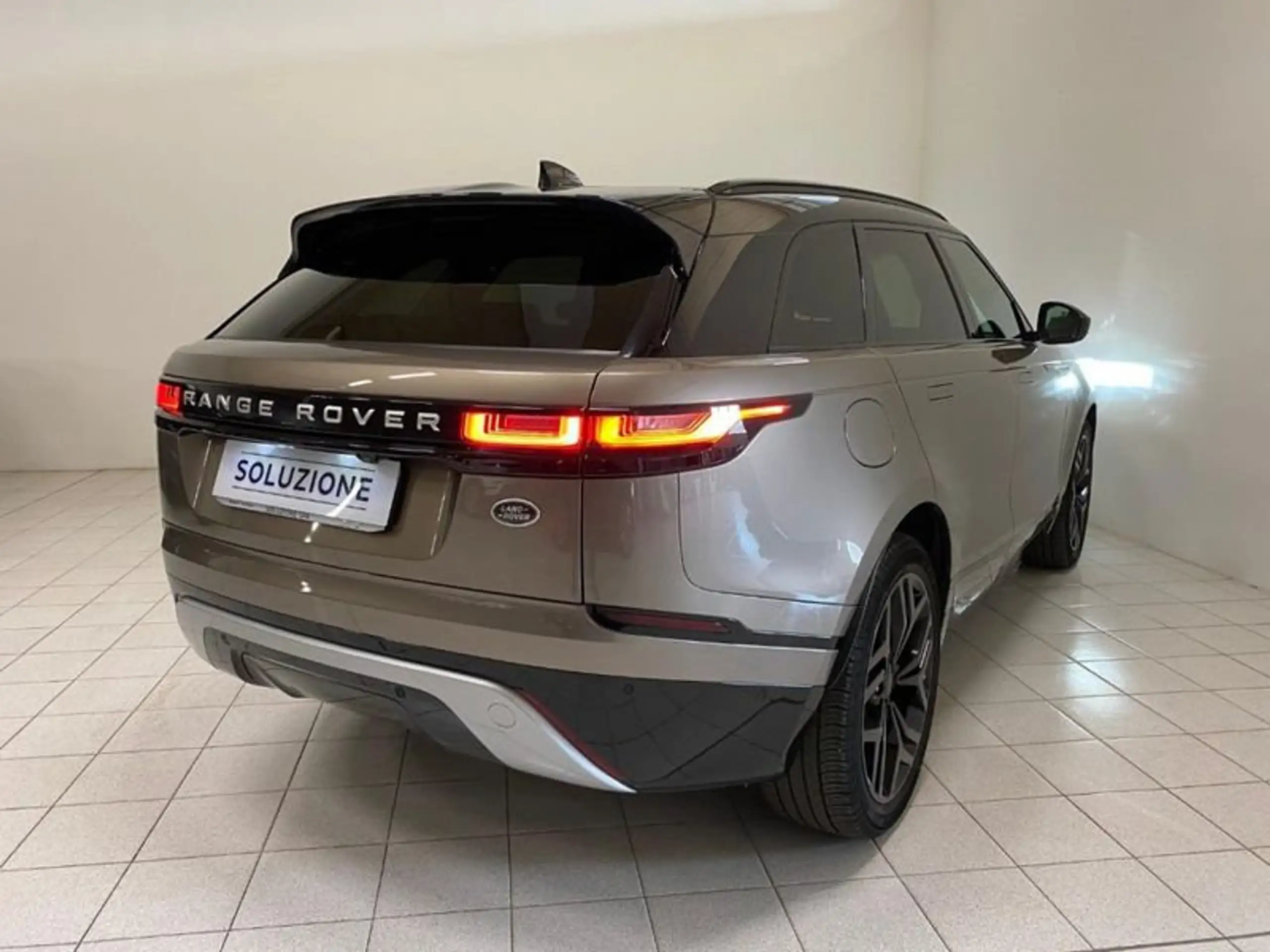 Land Rover - Range Rover Velar