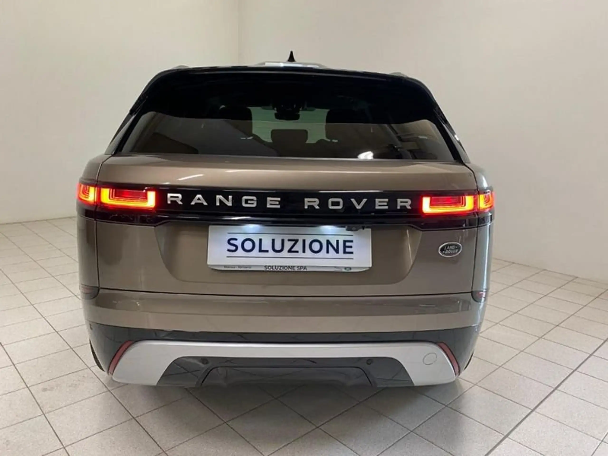 Land Rover - Range Rover Velar