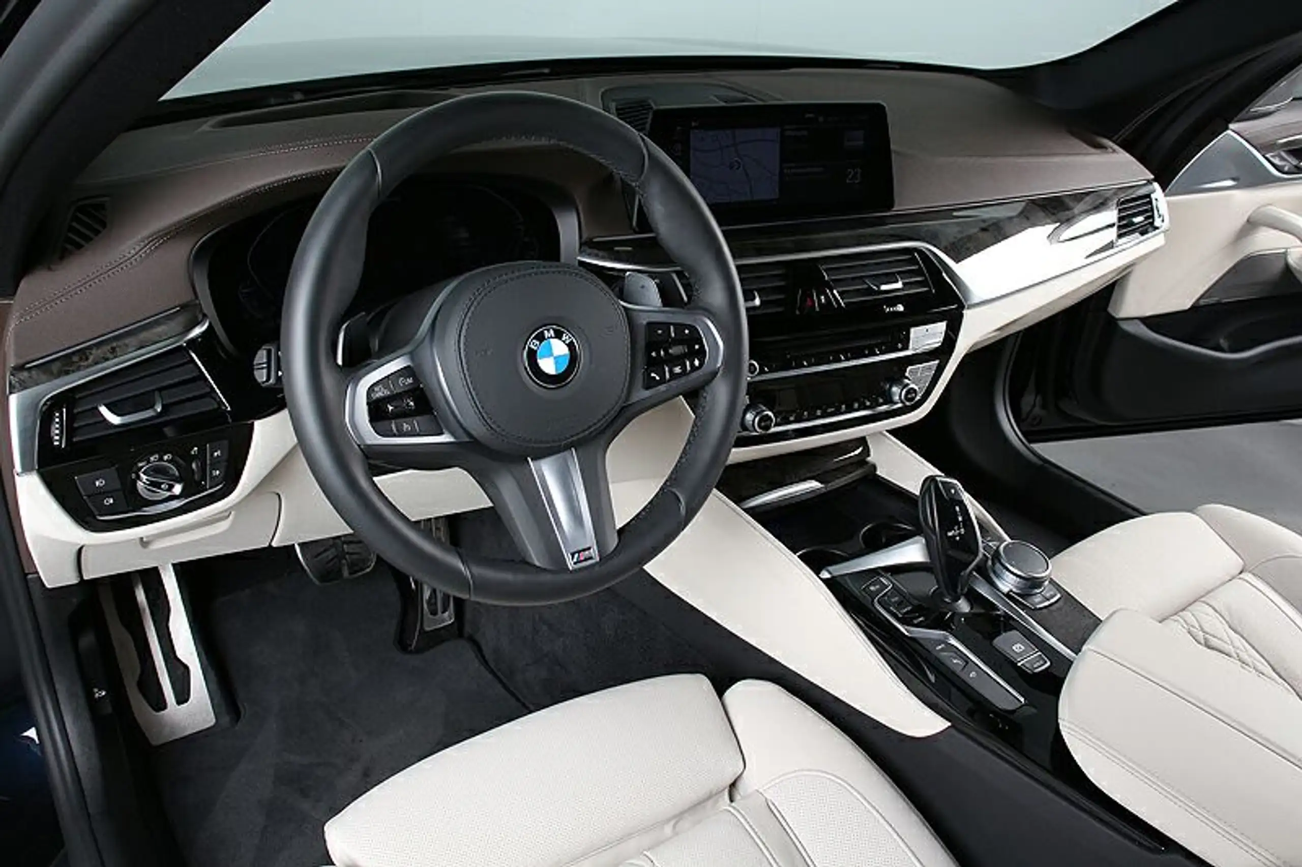 BMW - 530