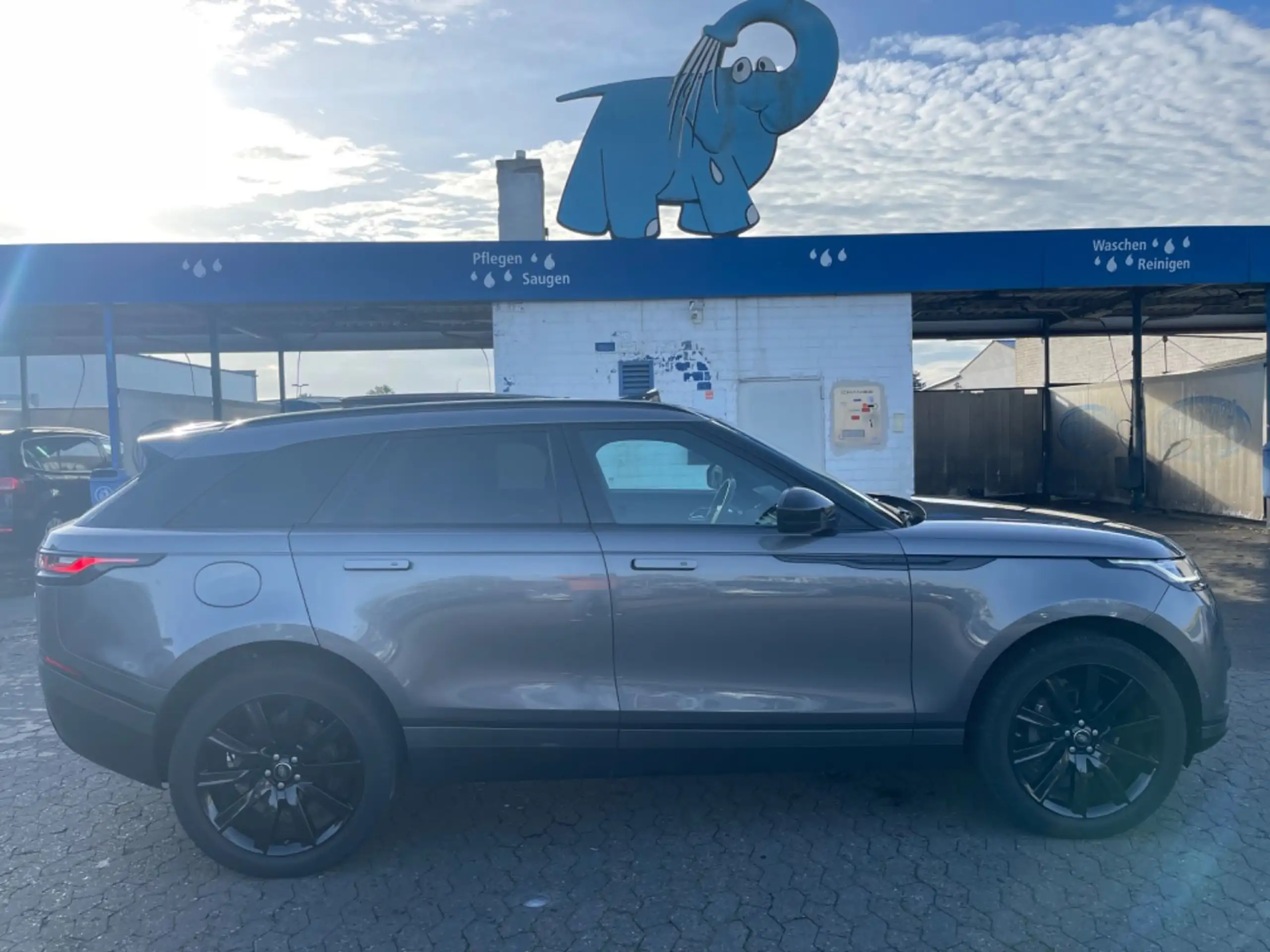 Land Rover - Range Rover Velar