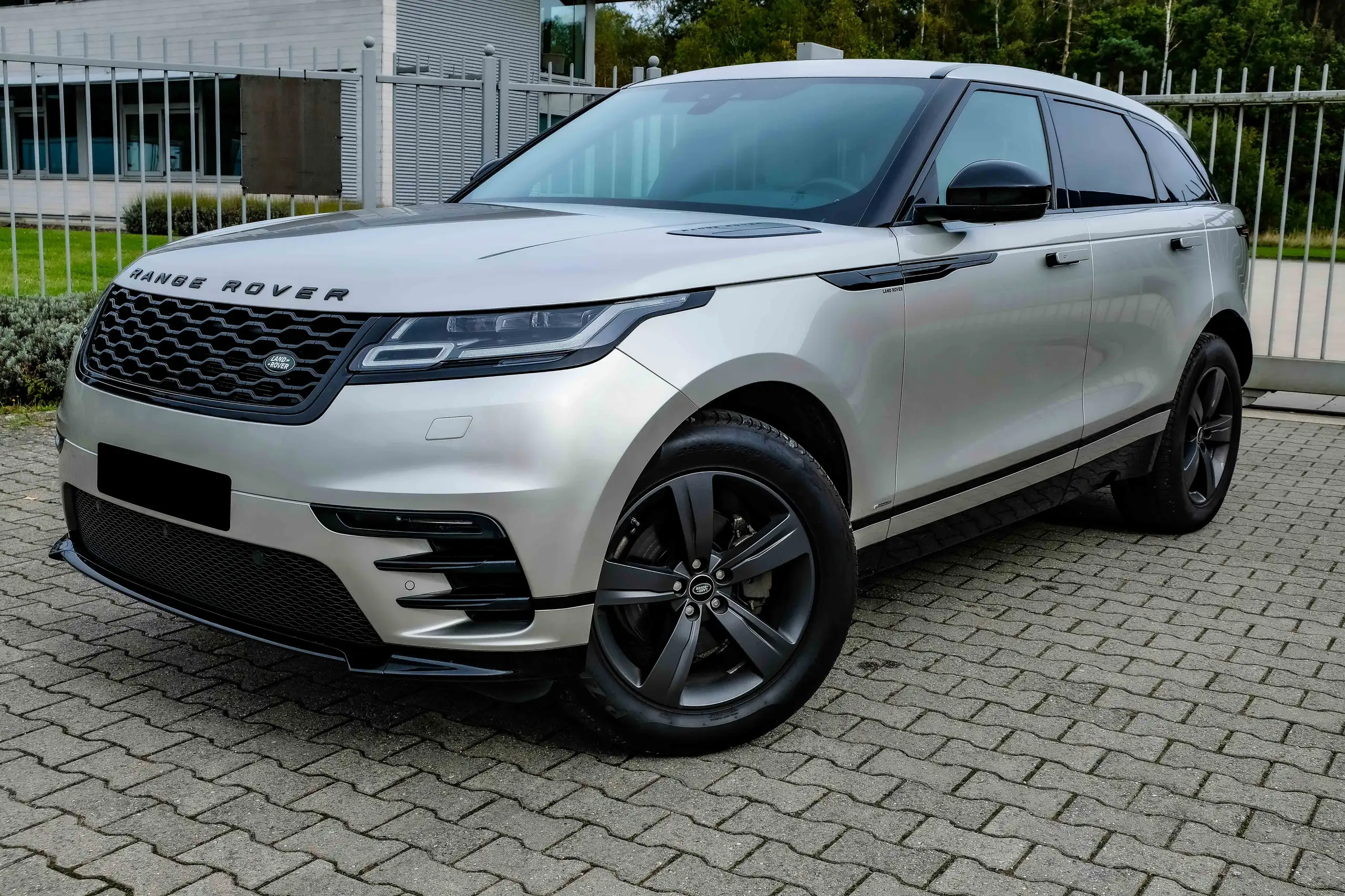 Land Rover - Range Rover Velar