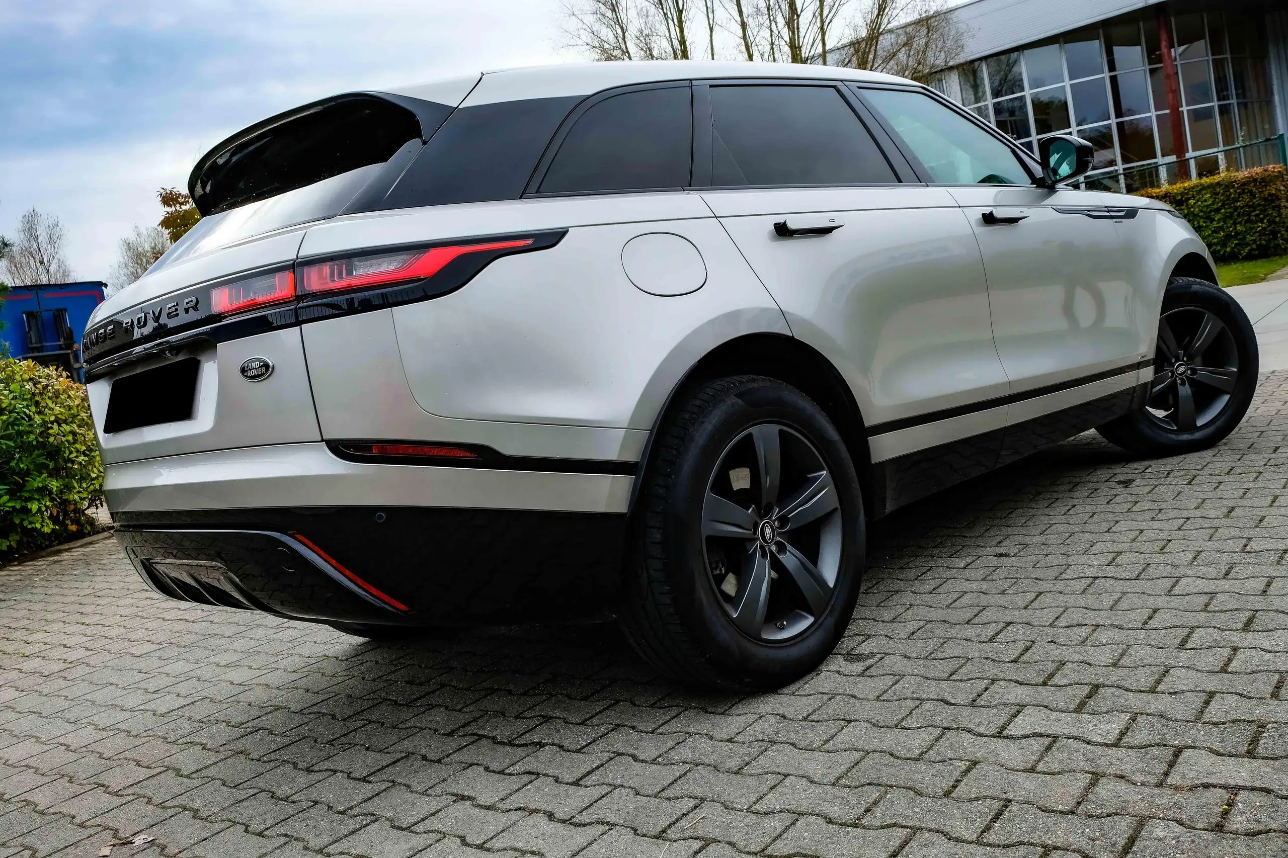 Land Rover - Range Rover Velar