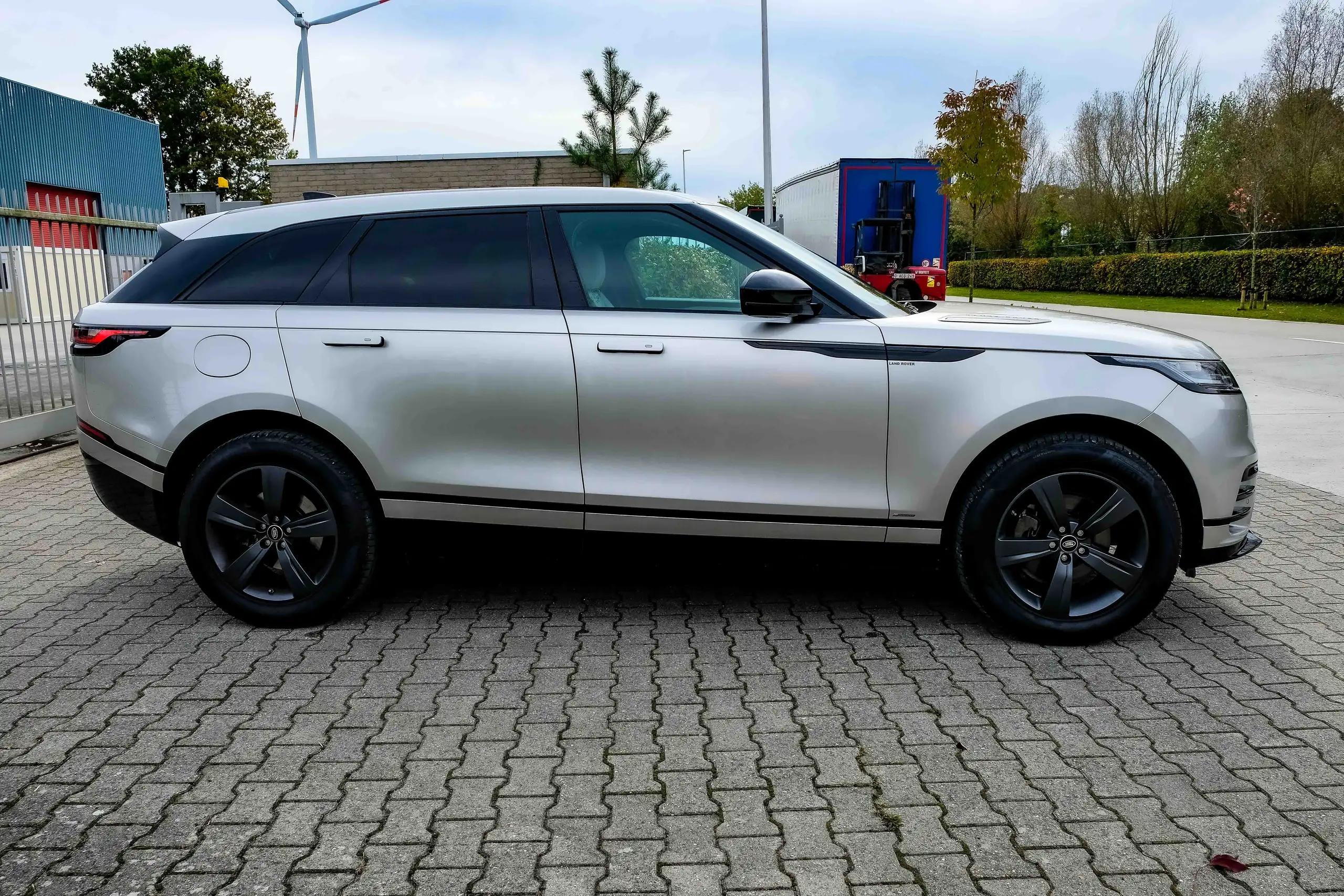 Land Rover - Range Rover Velar