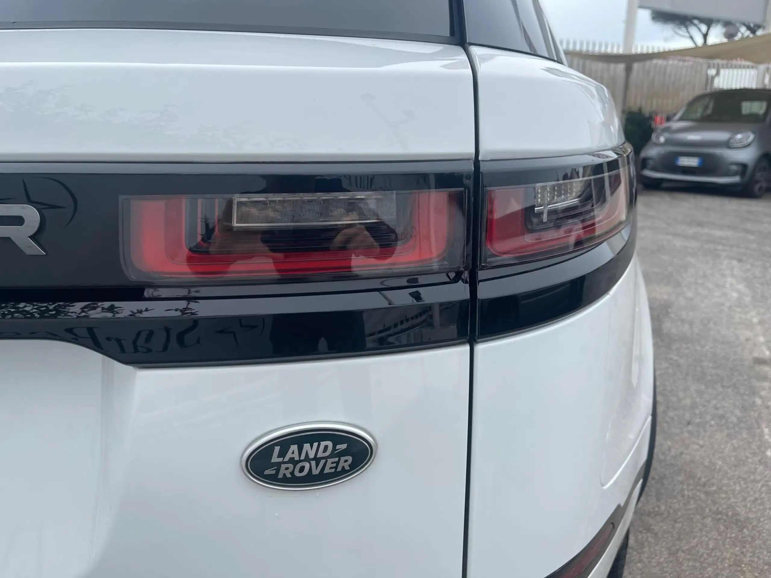 Land Rover - Range Rover Velar