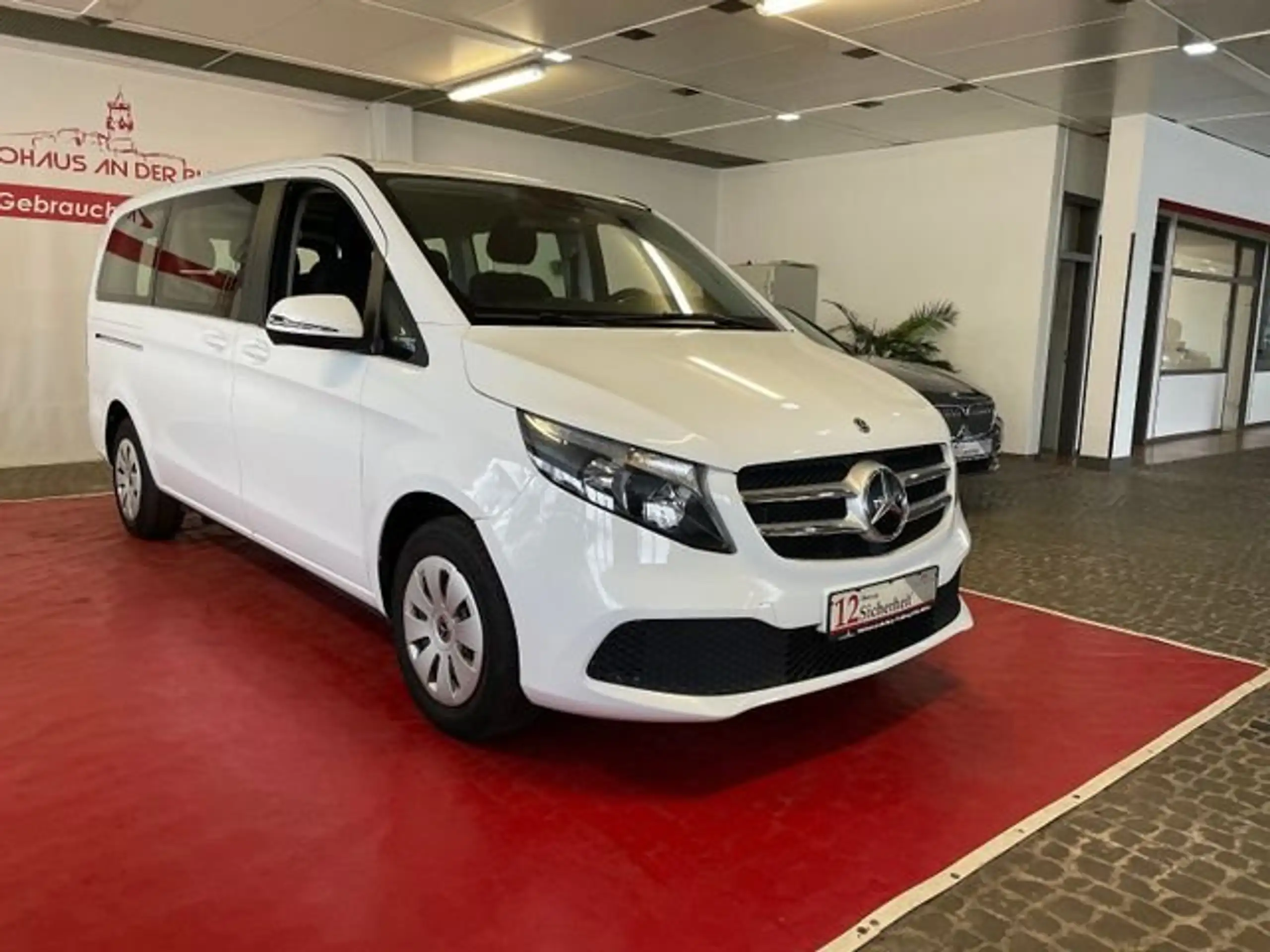 Mercedes-Benz - V 220