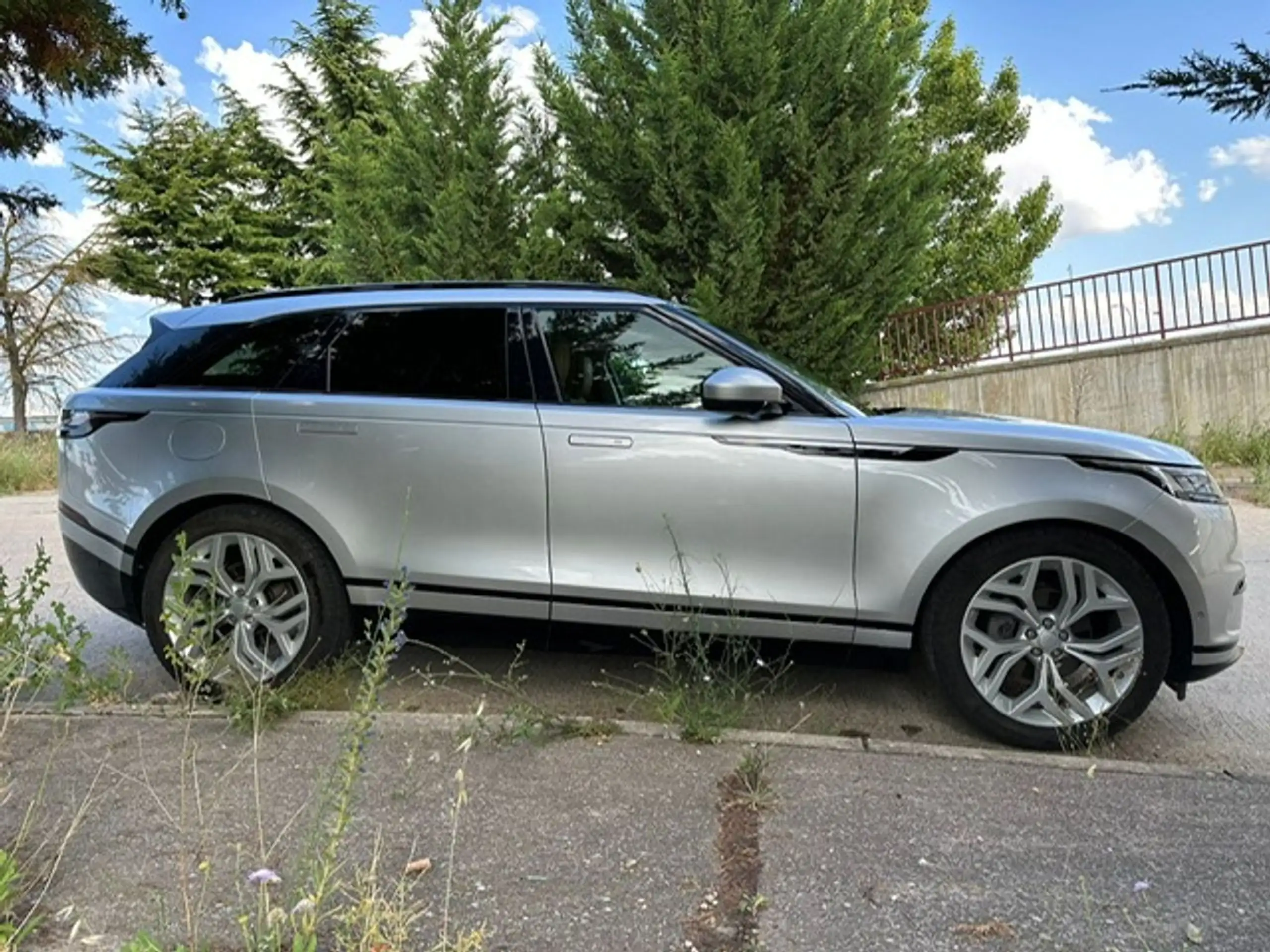 Land Rover - Range Rover Velar