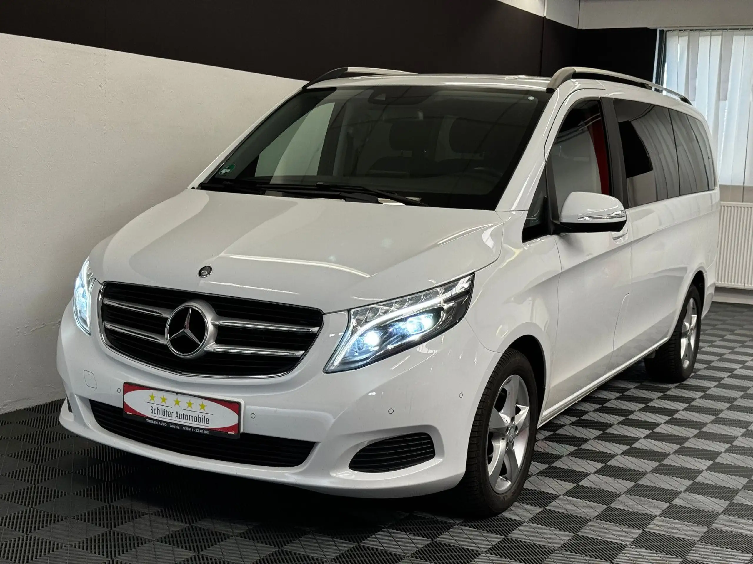 Mercedes-Benz - V 220