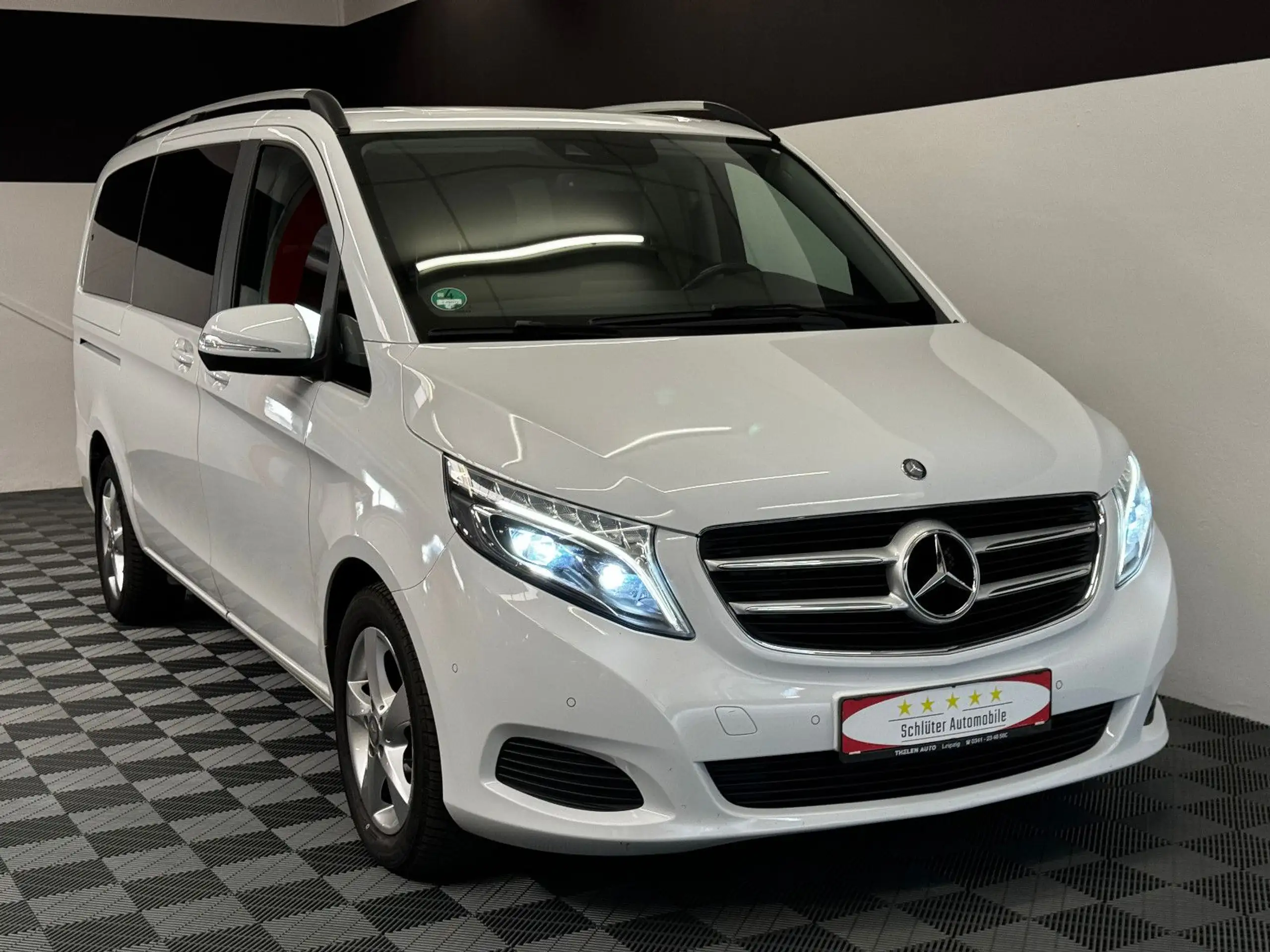 Mercedes-Benz - V 220