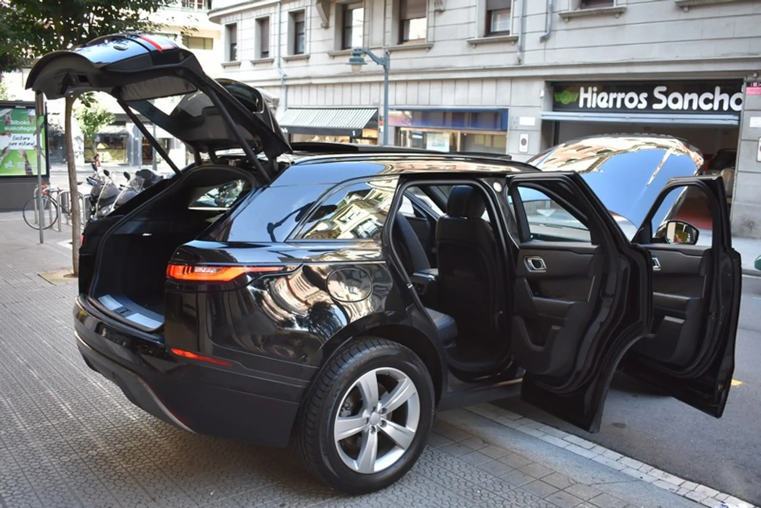 Land Rover - Range Rover Velar