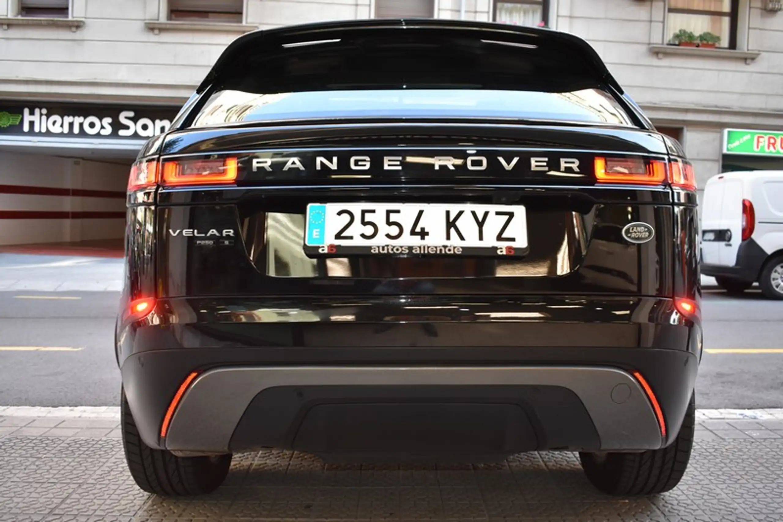 Land Rover - Range Rover Velar