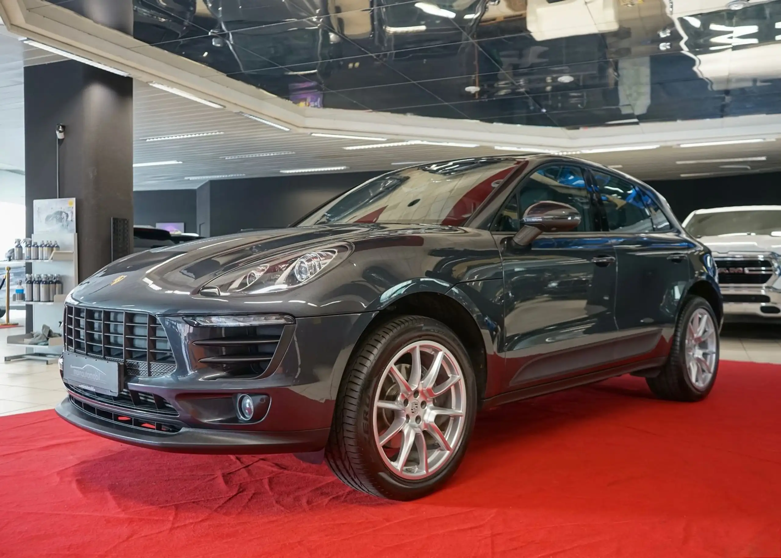 Porsche - Macan