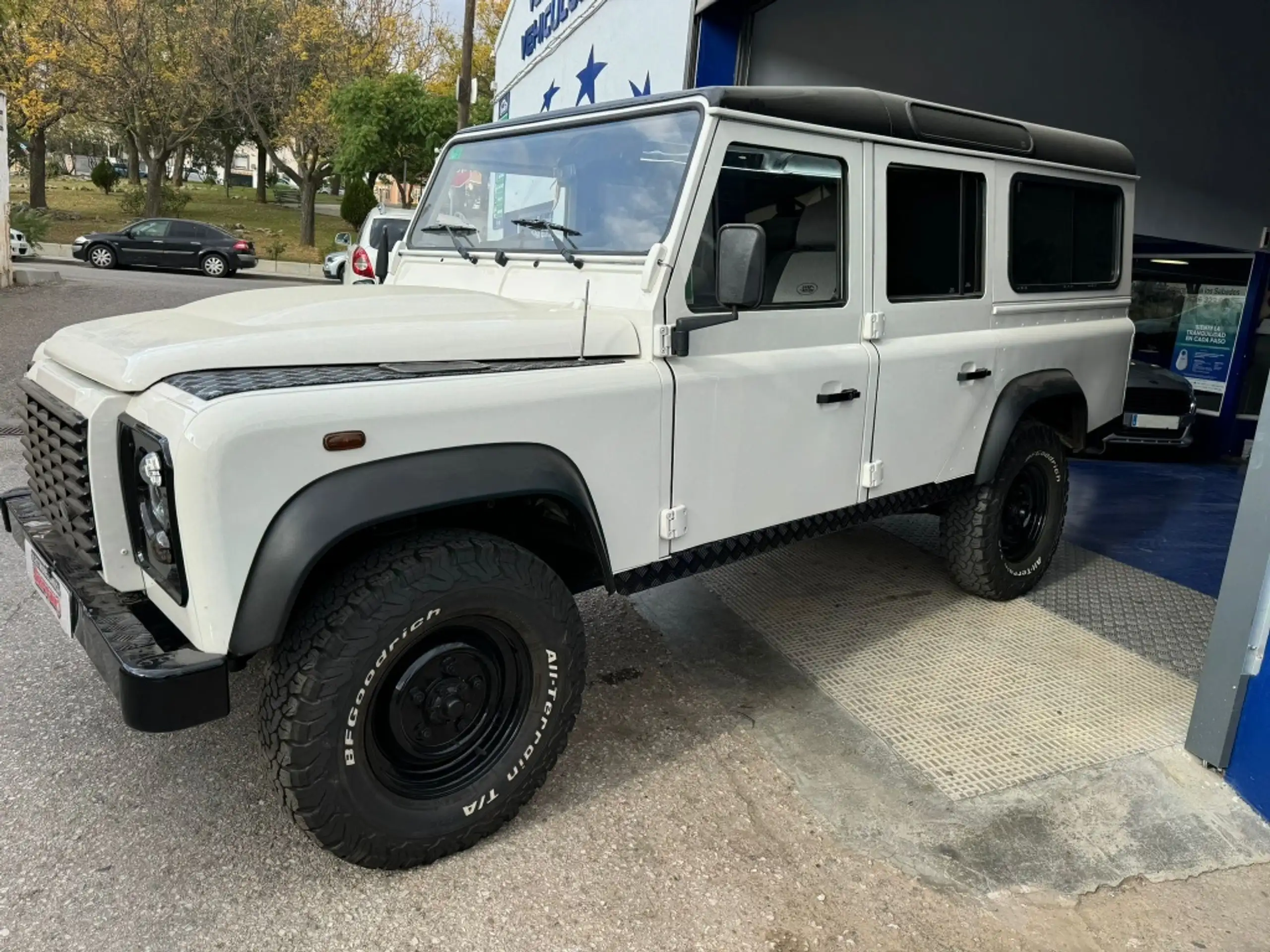 Land Rover - Defender