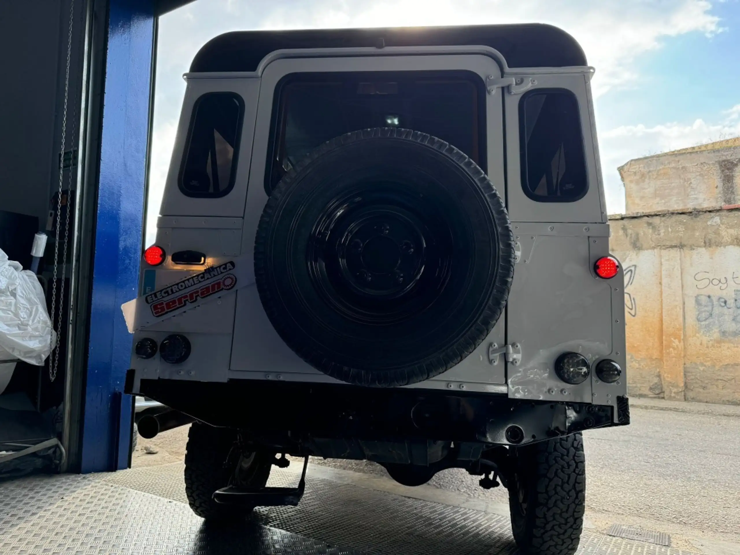 Land Rover - Defender