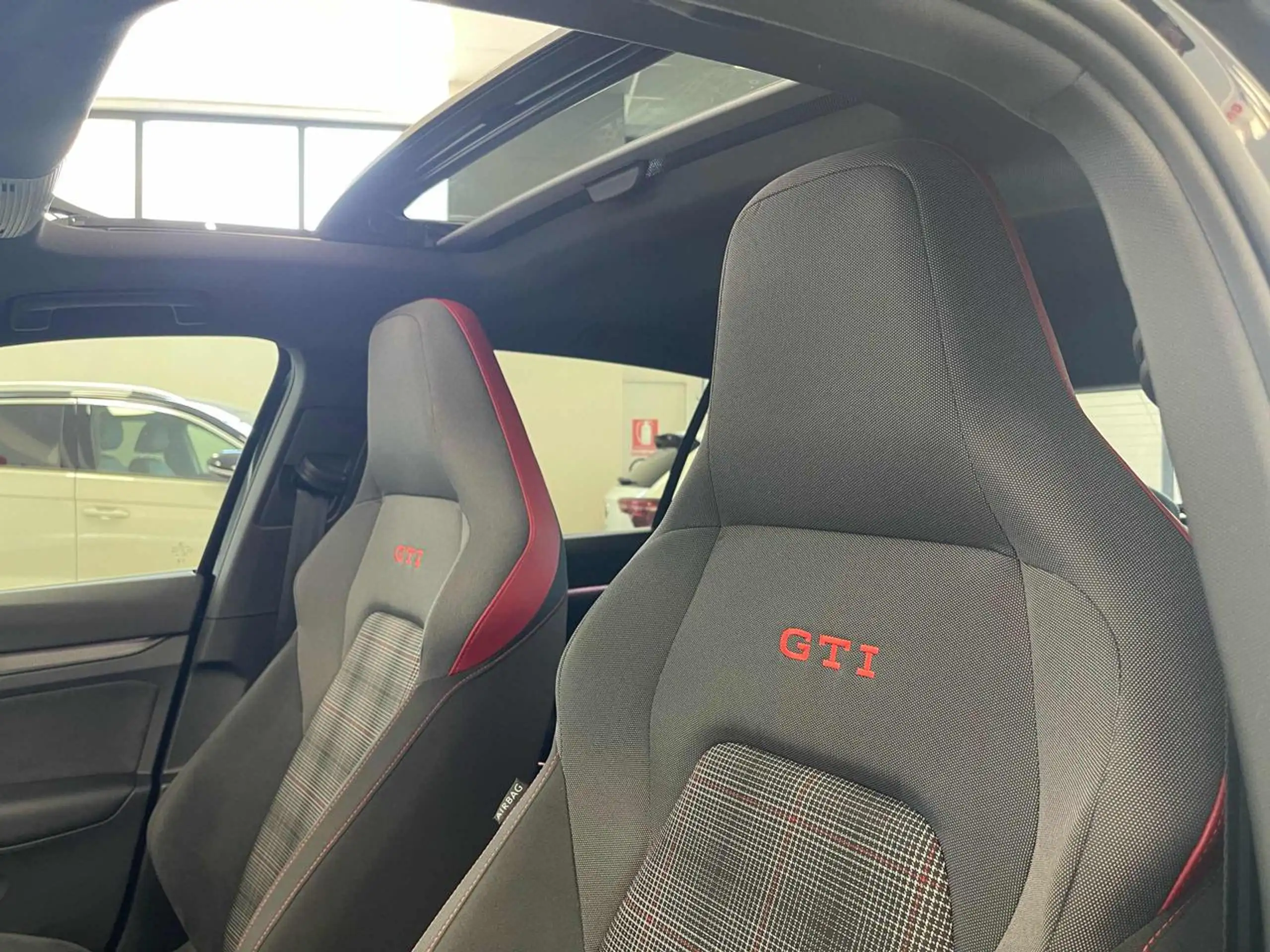 Volkswagen - Golf GTI