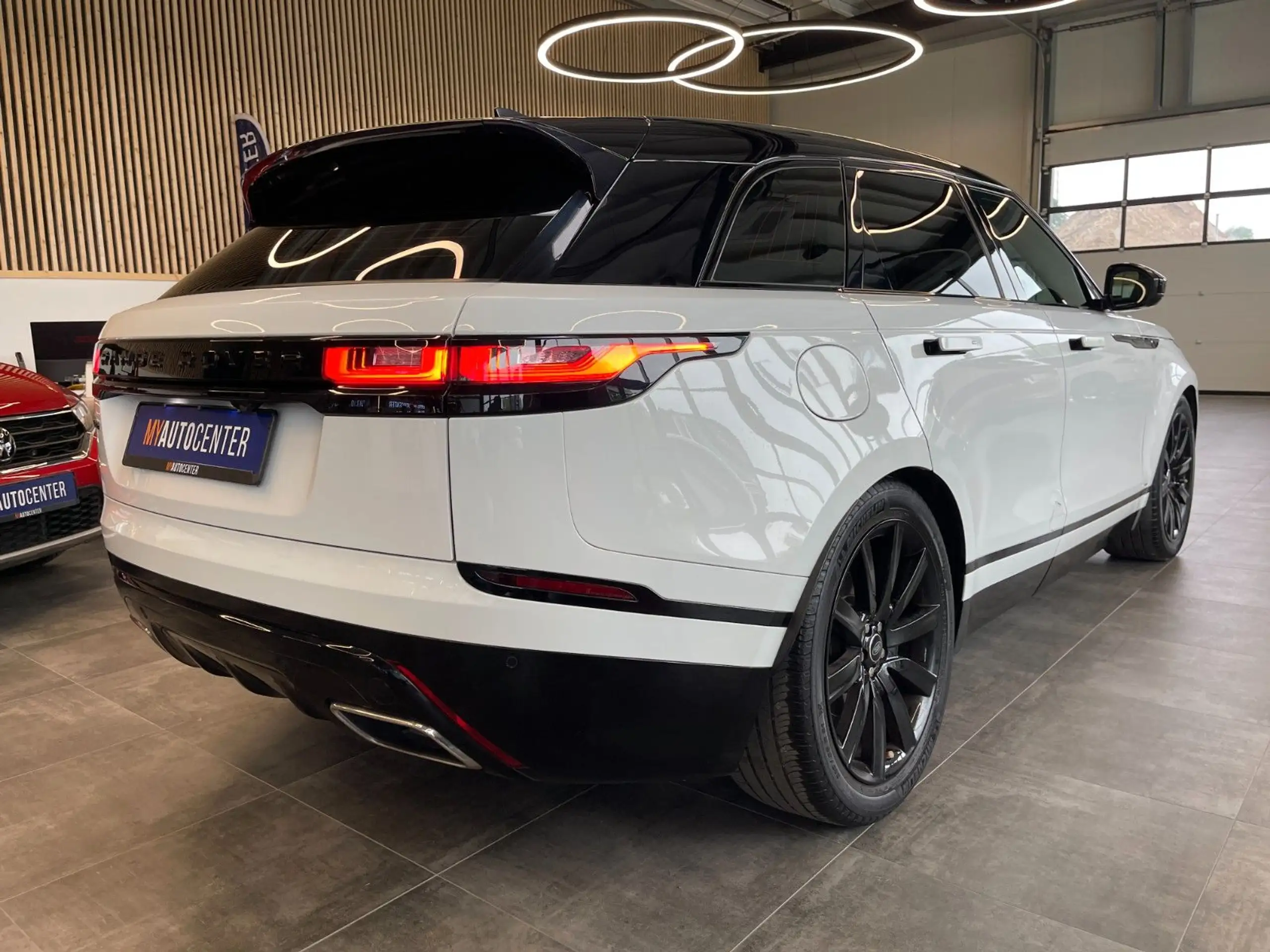 Land Rover - Range Rover Velar